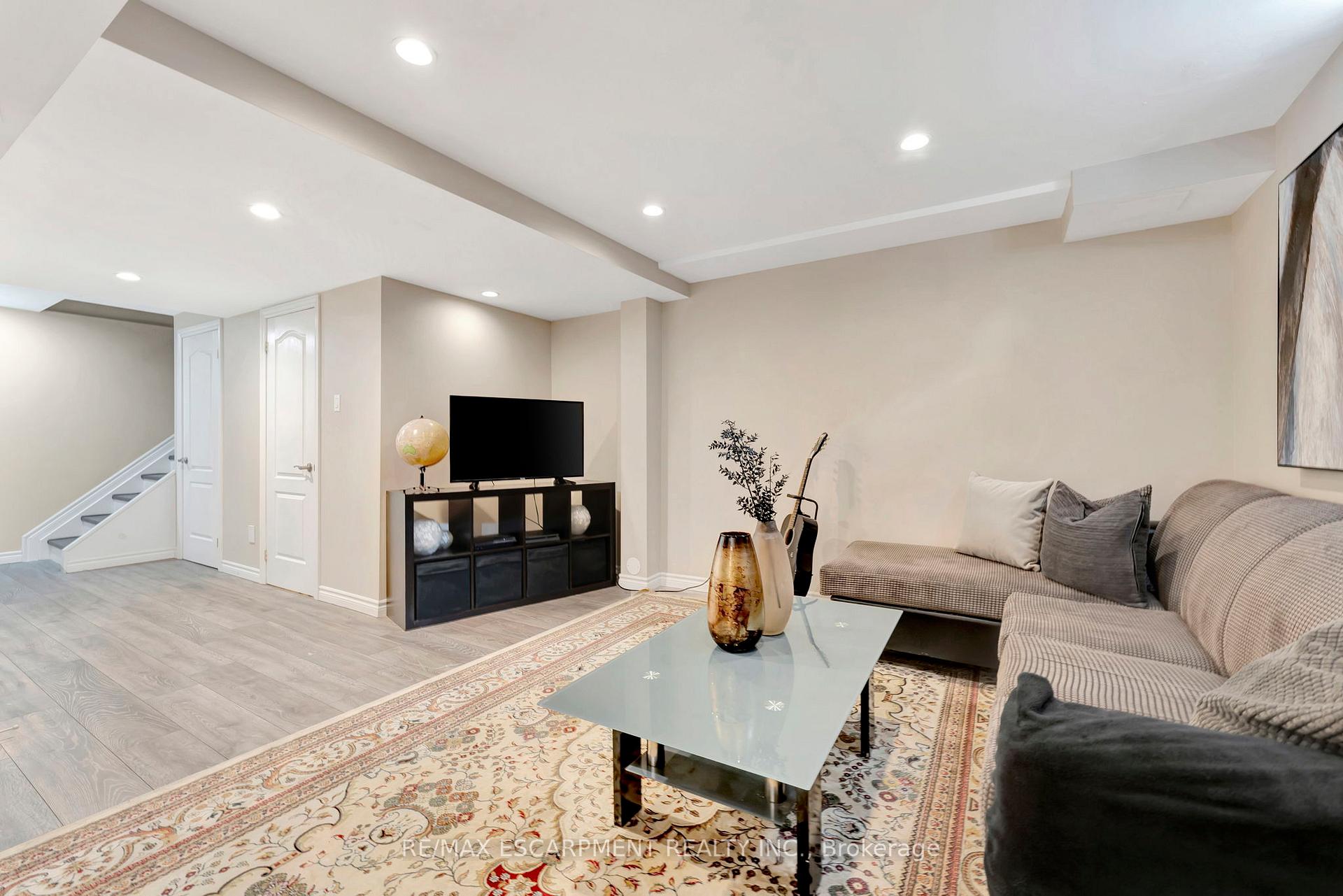 Photo 8 of 112 Harnesworth Crescent, Hamilton, Waterdown — HOMEH