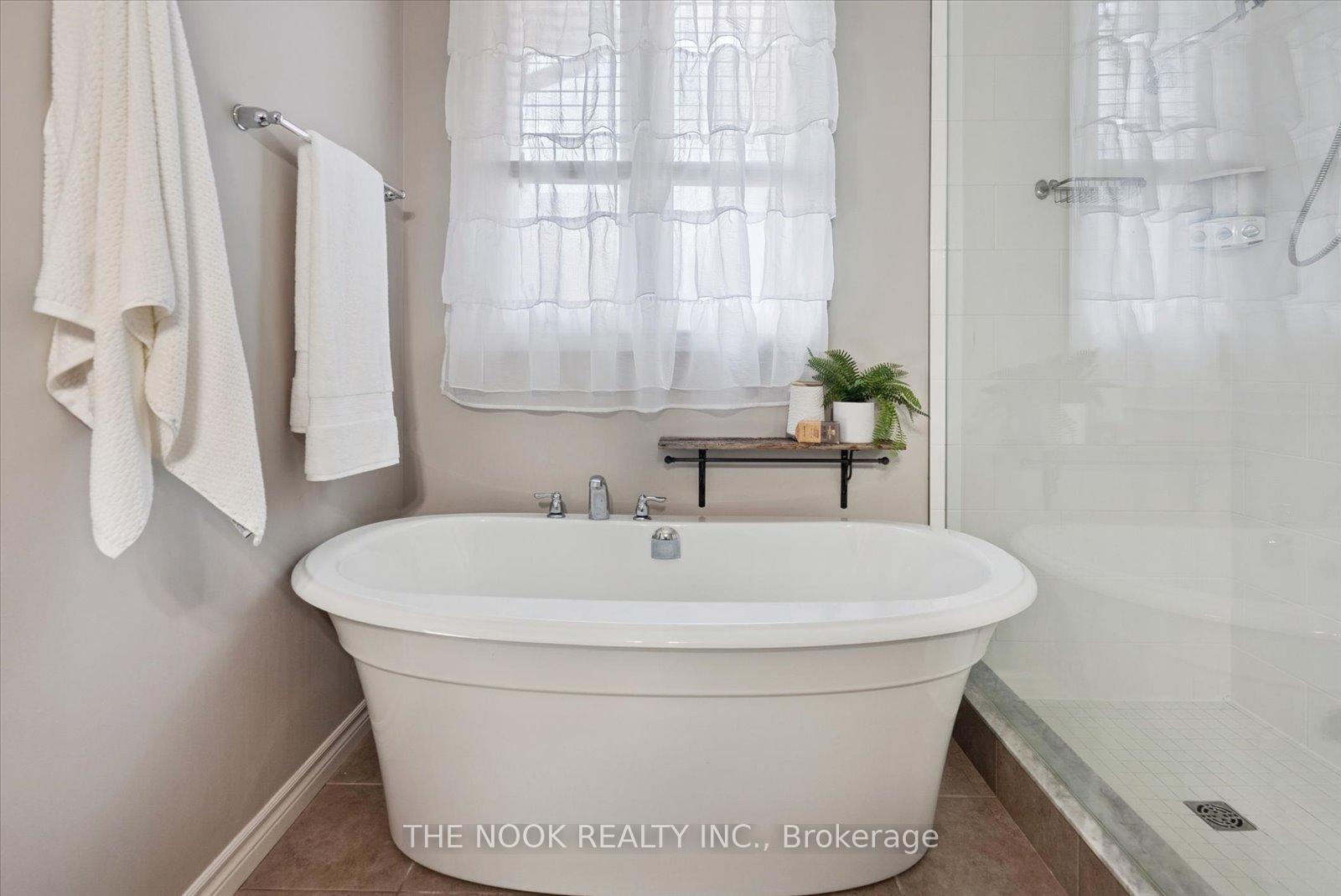 Photo 14 of 18 Mahaffy Place, Clarington, Courtice — HOMEH
