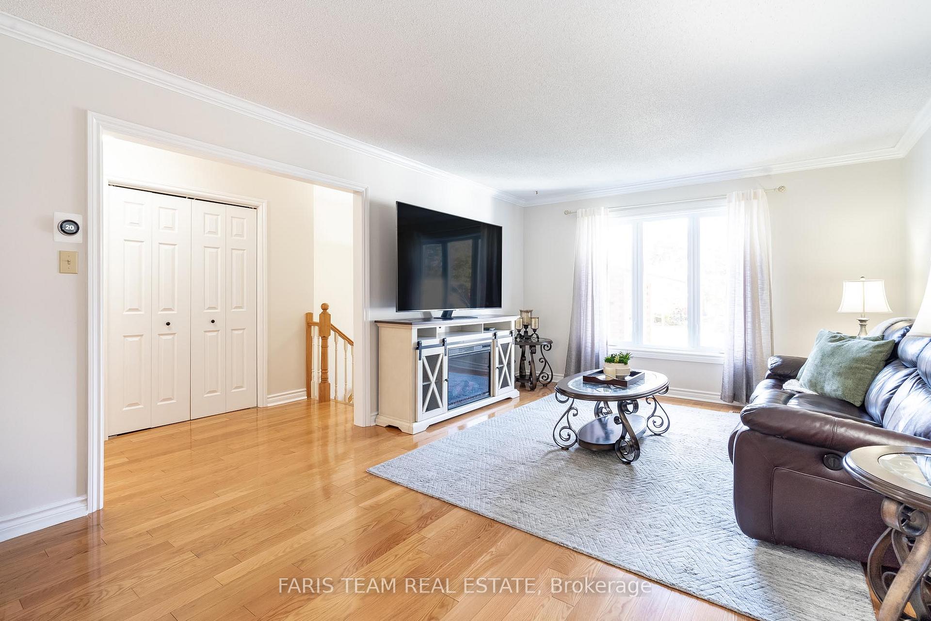 Photo 11 of 110 Chieftain Crescent, Barrie, Allandale Heights — HOMEH