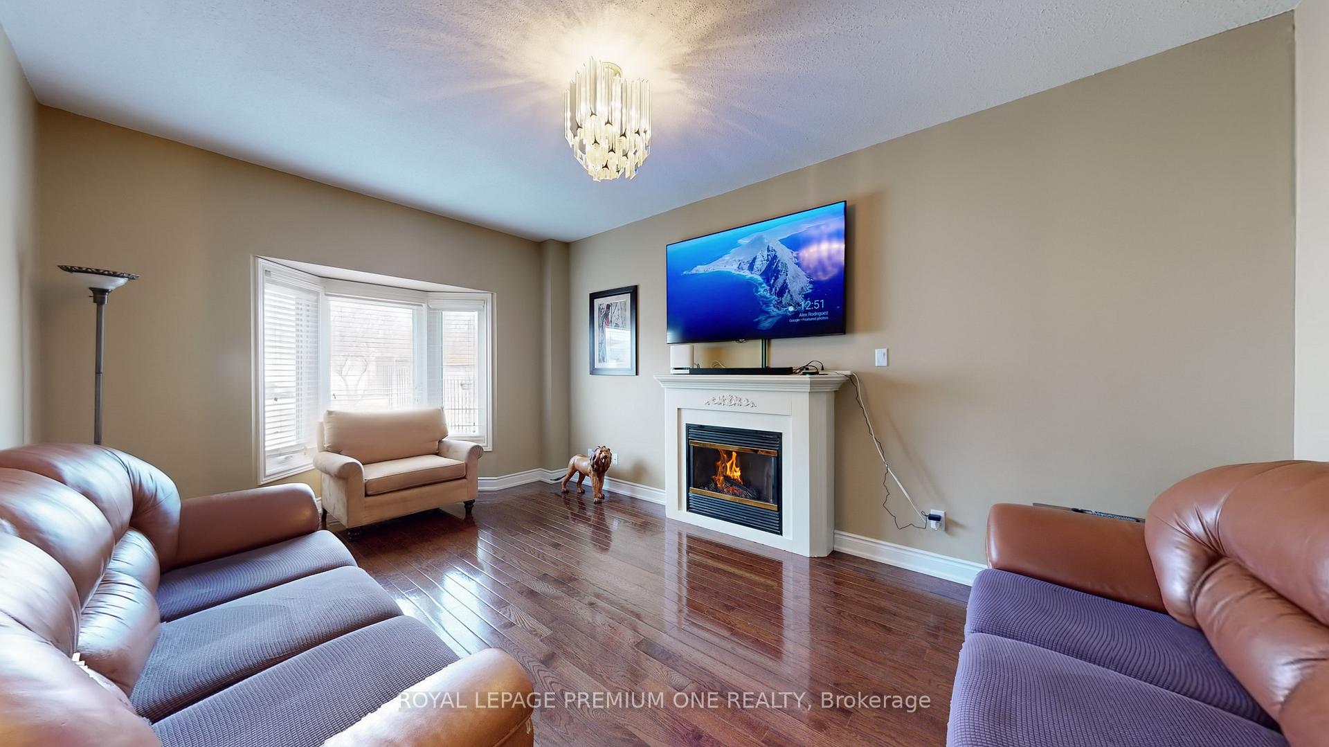 Photo 9 of 117 Cherokee Drive, Vaughan, Maple — HOMEH