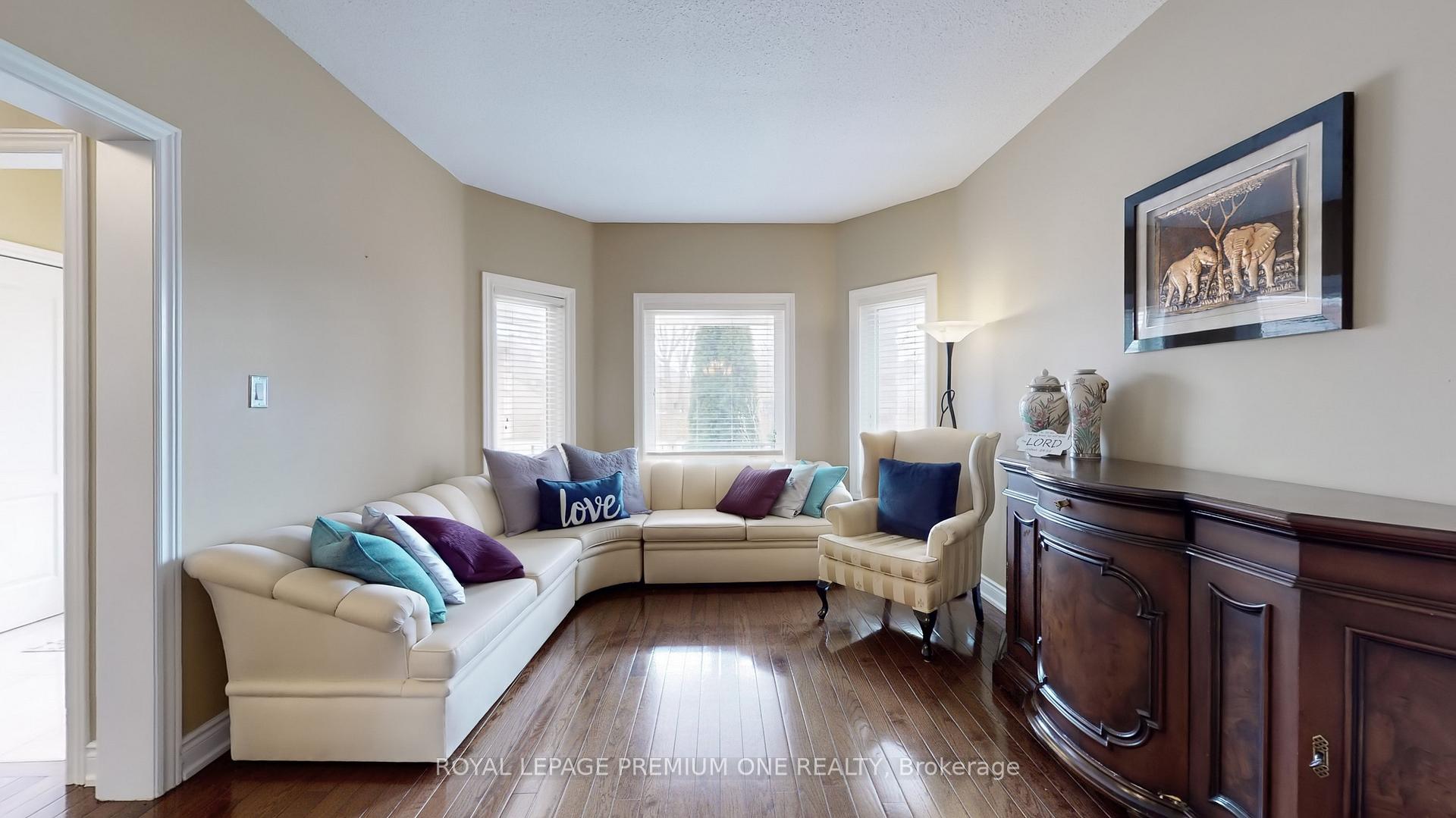 Photo 11 of 117 Cherokee Drive, Vaughan, Maple — HOMEH