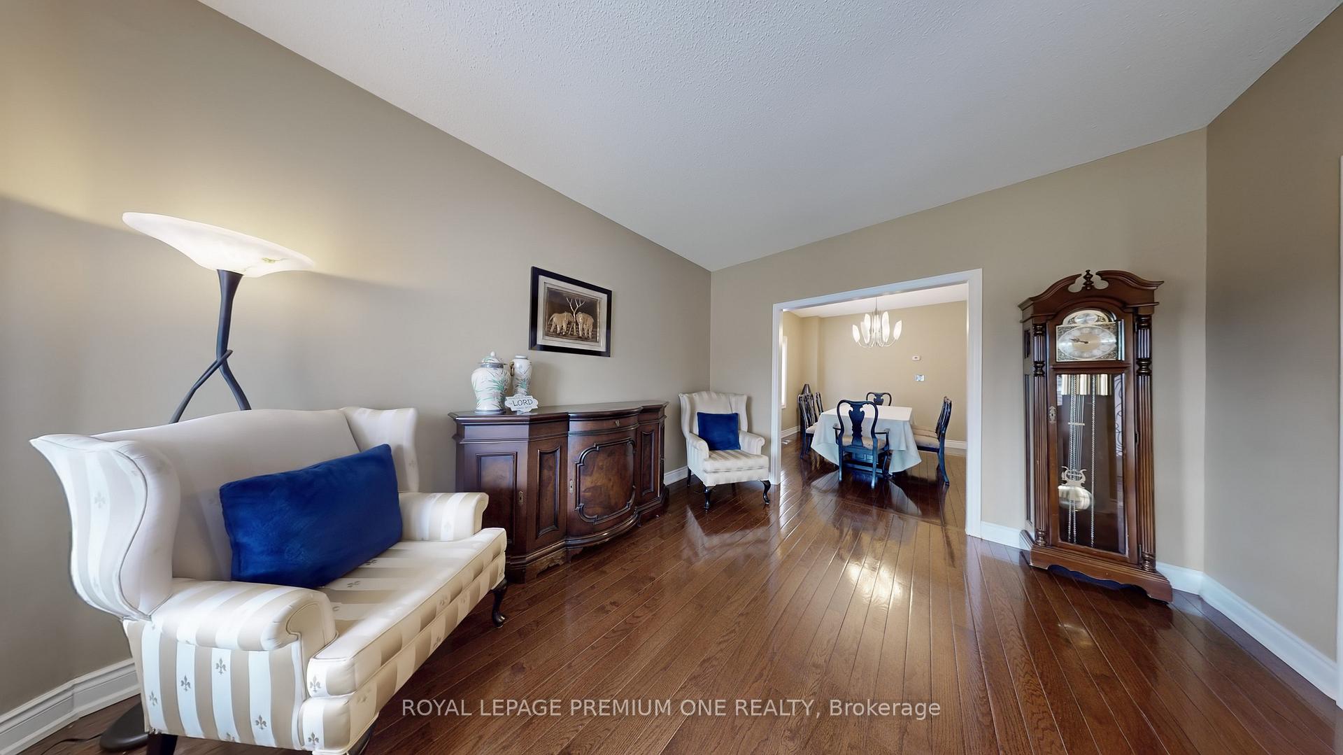 Photo 3 of 117 Cherokee Drive, Vaughan, Maple — HOMEH