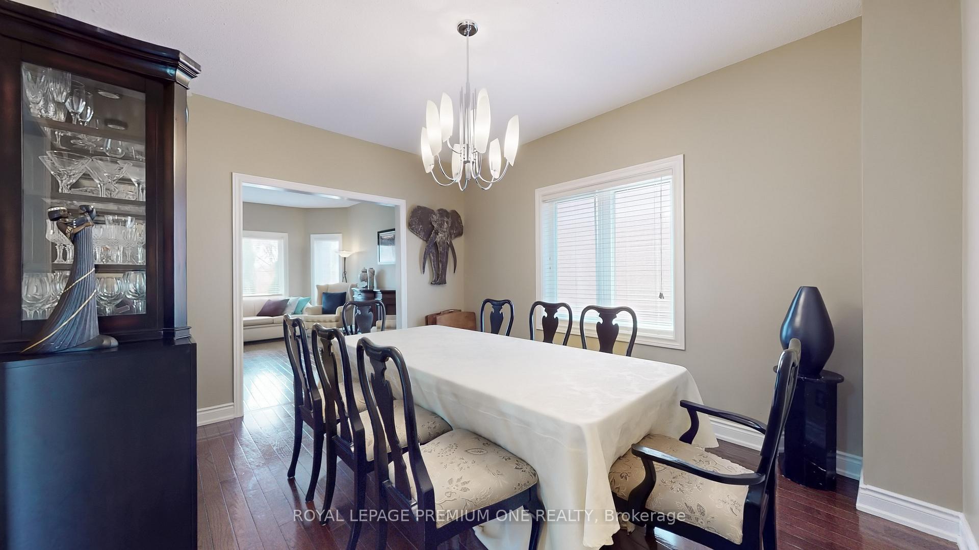 Photo 5 of 117 Cherokee Drive, Vaughan, Maple — HOMEH