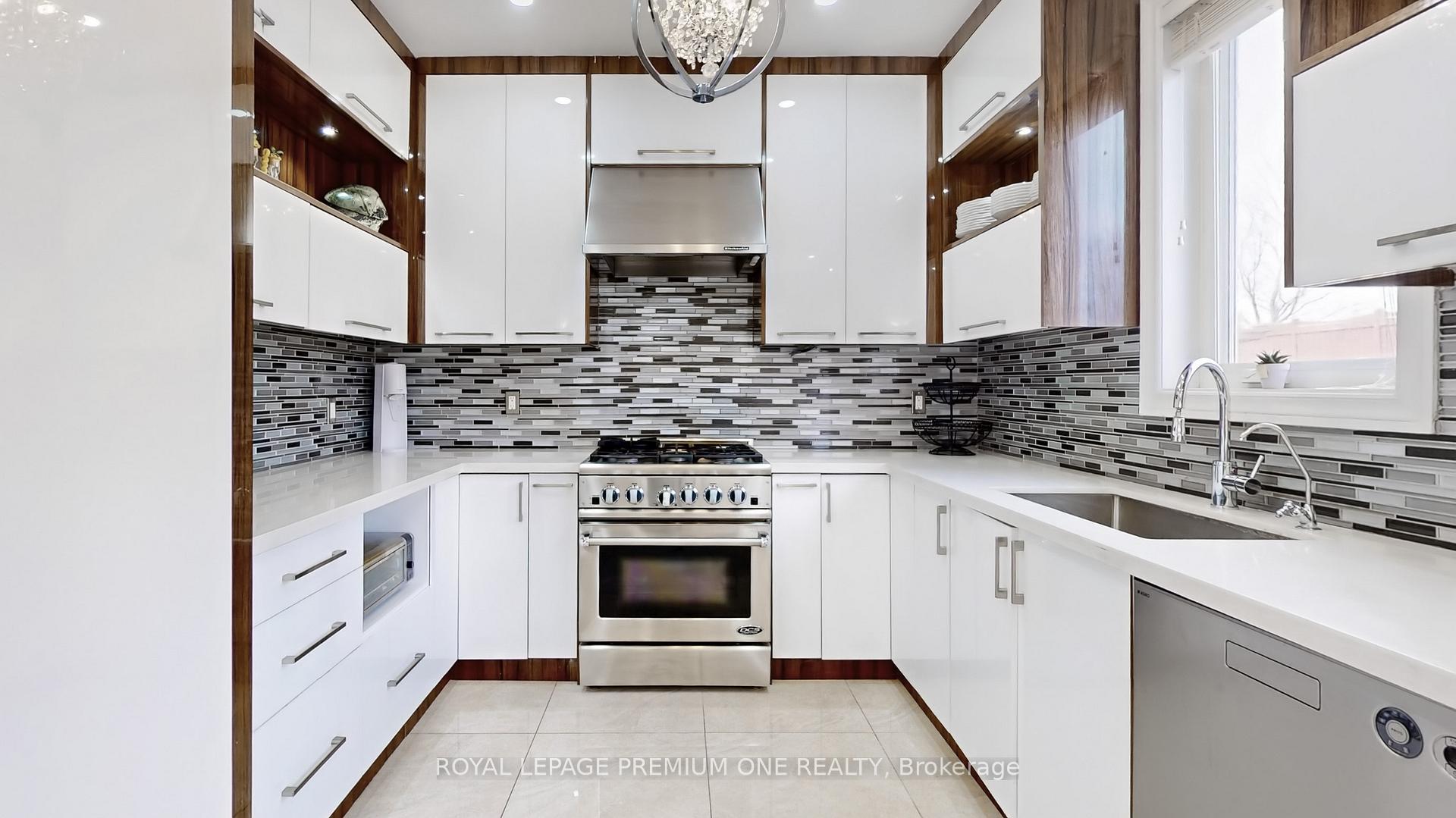Photo 2 of 117 Cherokee Drive, Vaughan, Maple — HOMEH