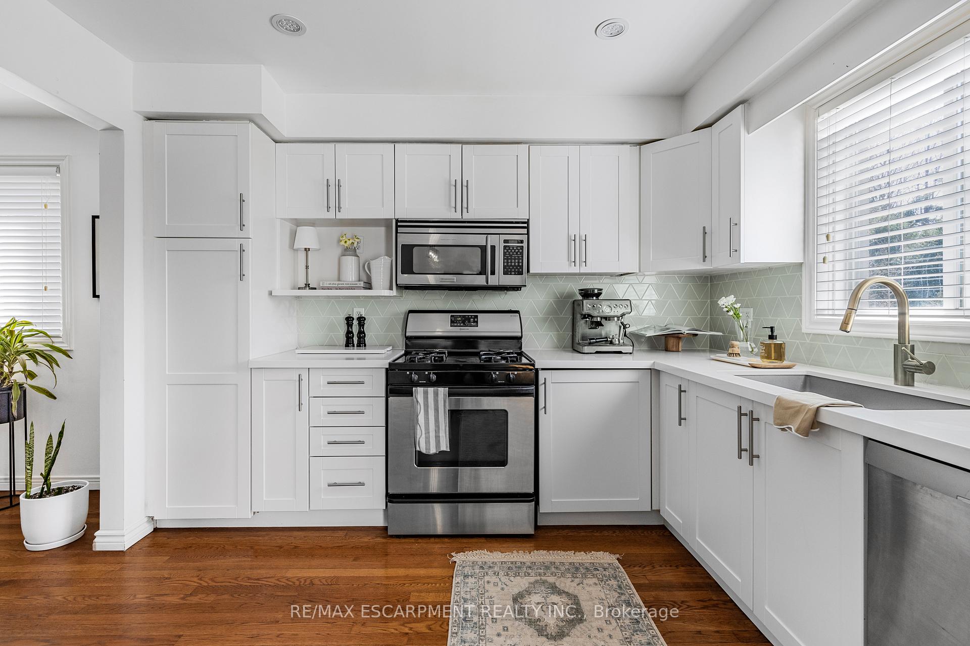 Photo 10 of 51 Duncan Avenue, Hamilton, Waterdown — HOMEH