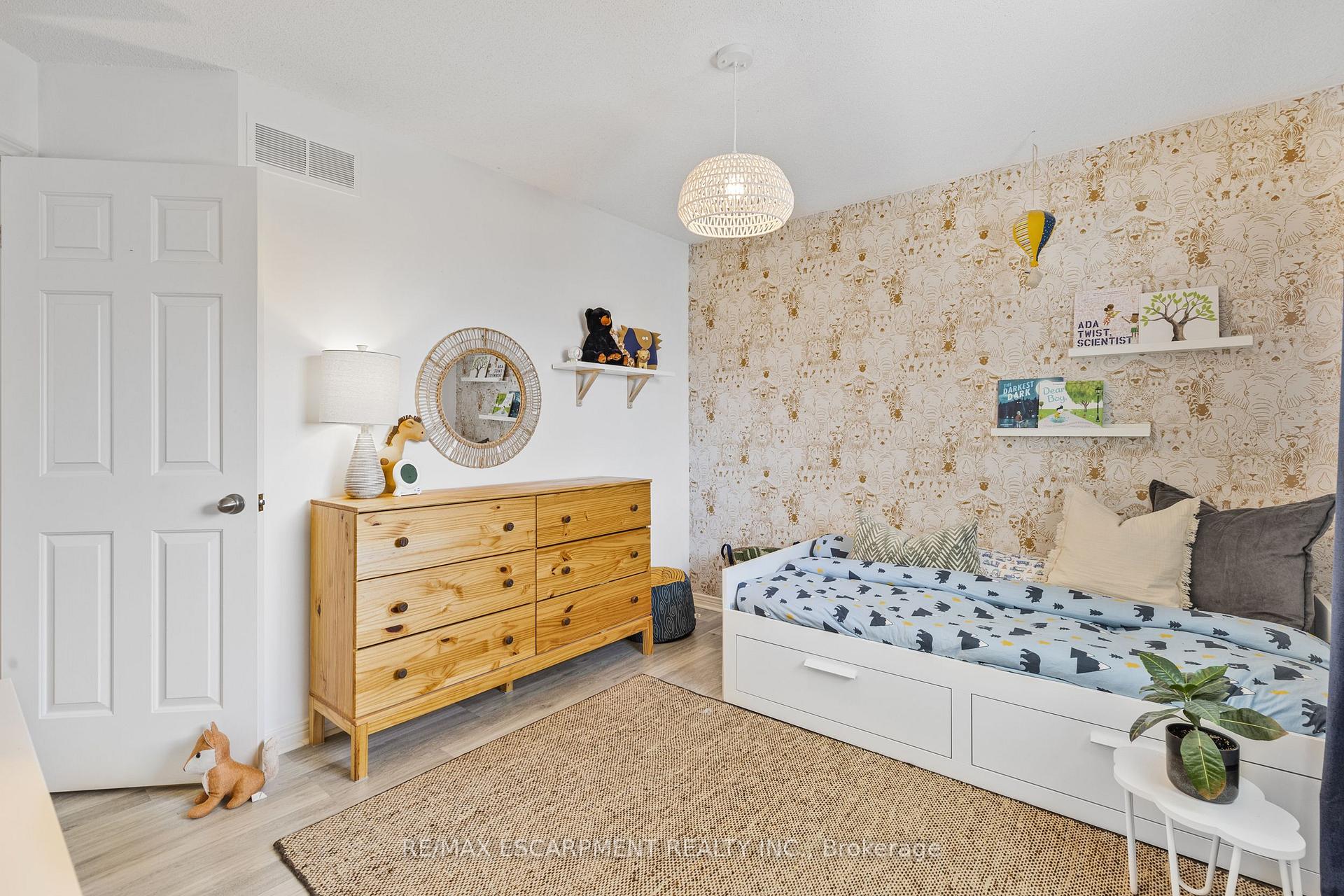 Photo 15 of 51 Duncan Avenue, Hamilton, Waterdown — HOMEH