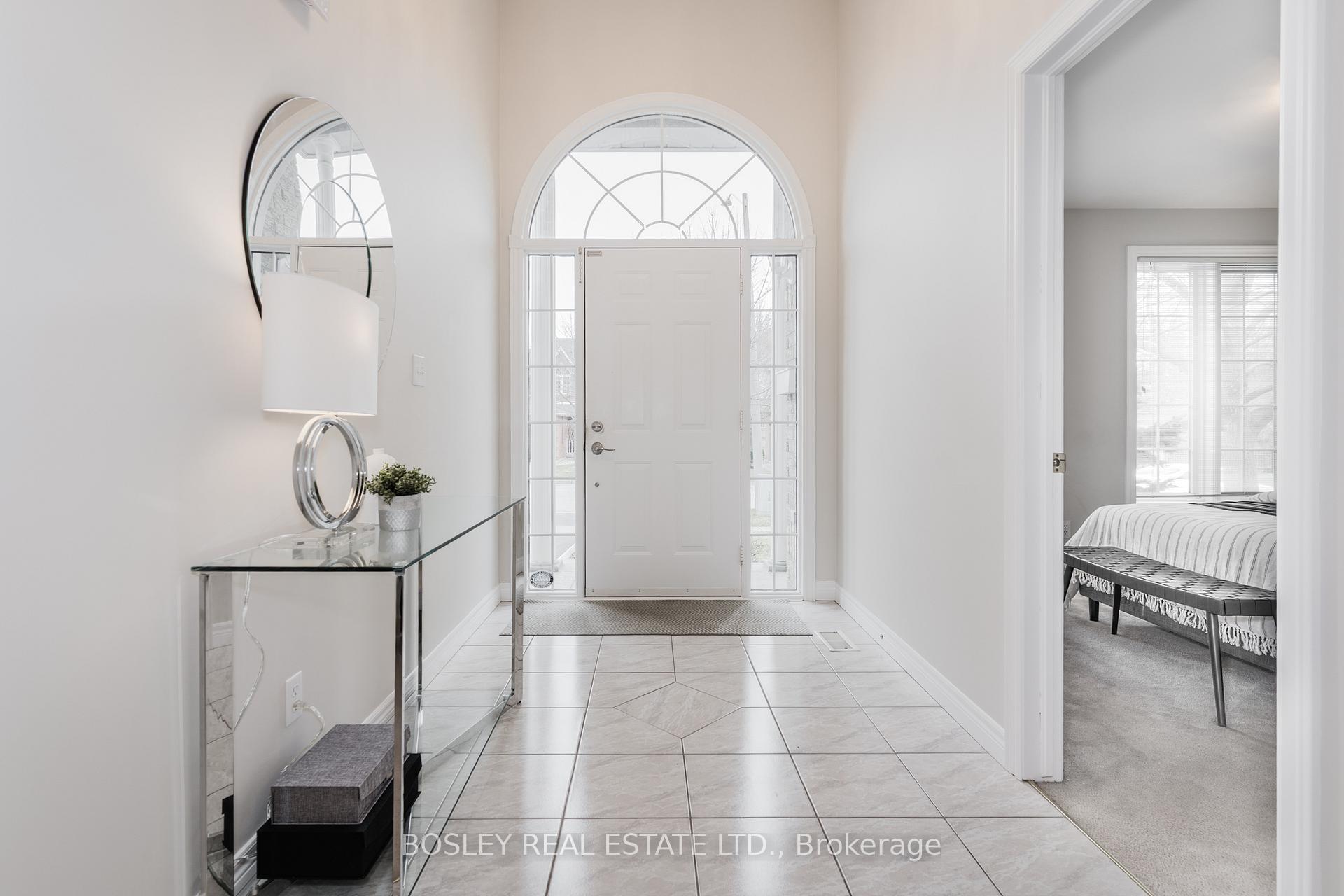 Photo 9 of 8 Silver Court, Hamilton, Waterdown — HOMEH