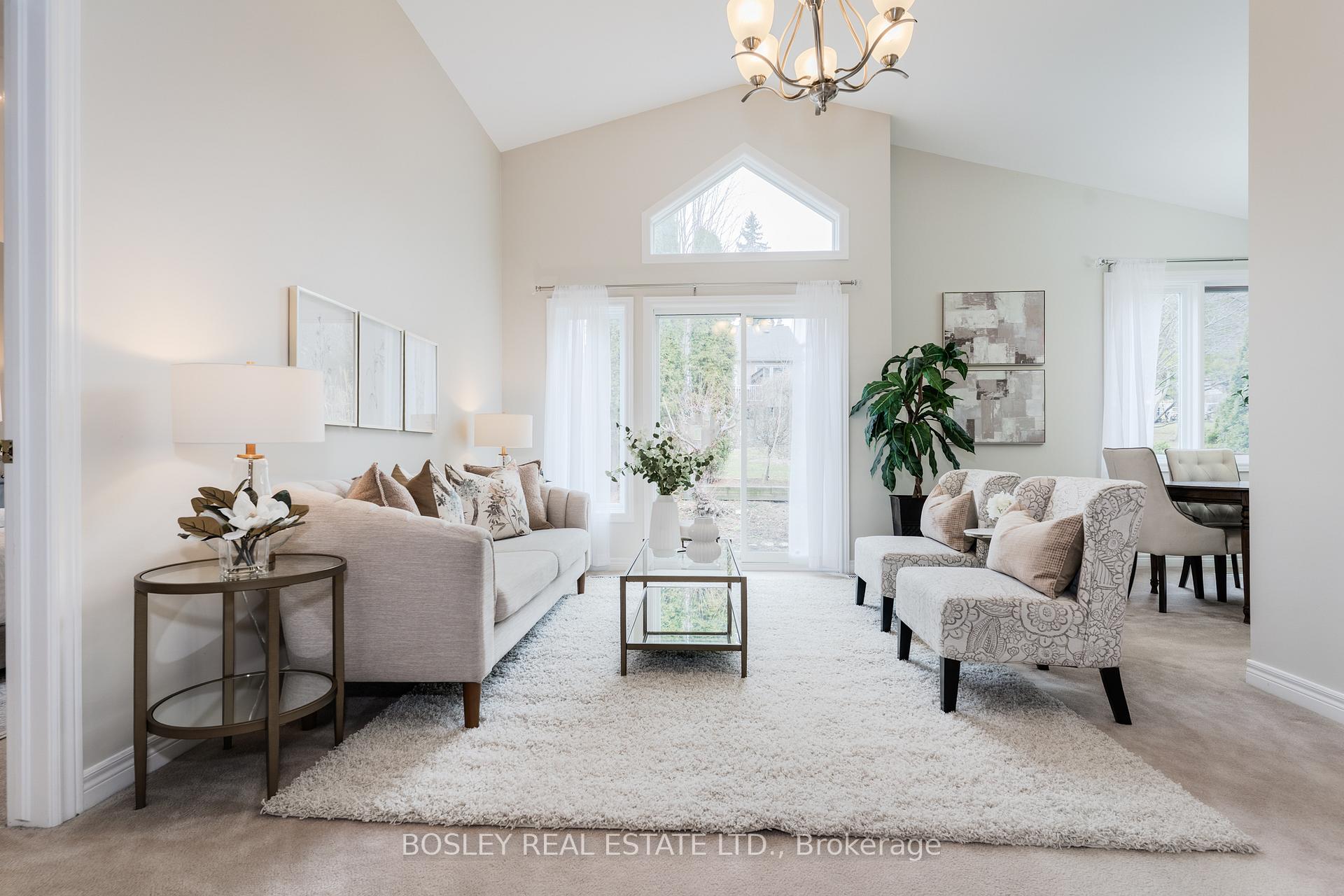 Photo 2 of 8 Silver Court, Hamilton, Waterdown — HOMEH