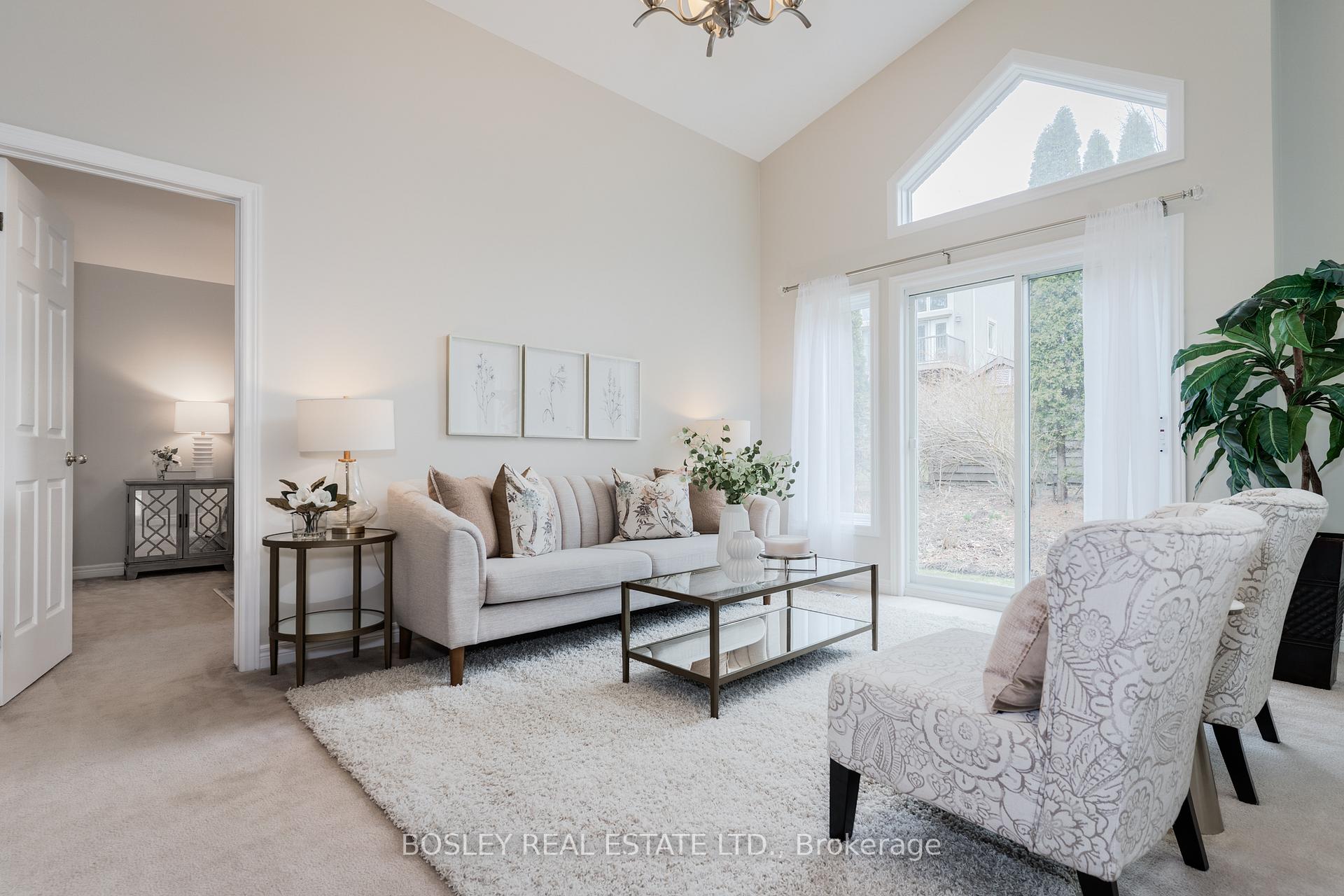 Photo 3 of 8 Silver Court, Hamilton, Waterdown — HOMEH