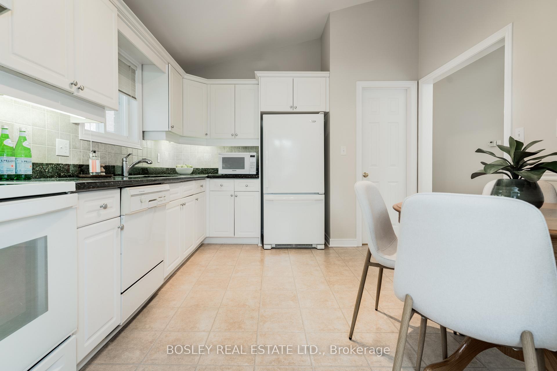 Photo 4 of 8 Silver Court, Hamilton, Waterdown — HOMEH