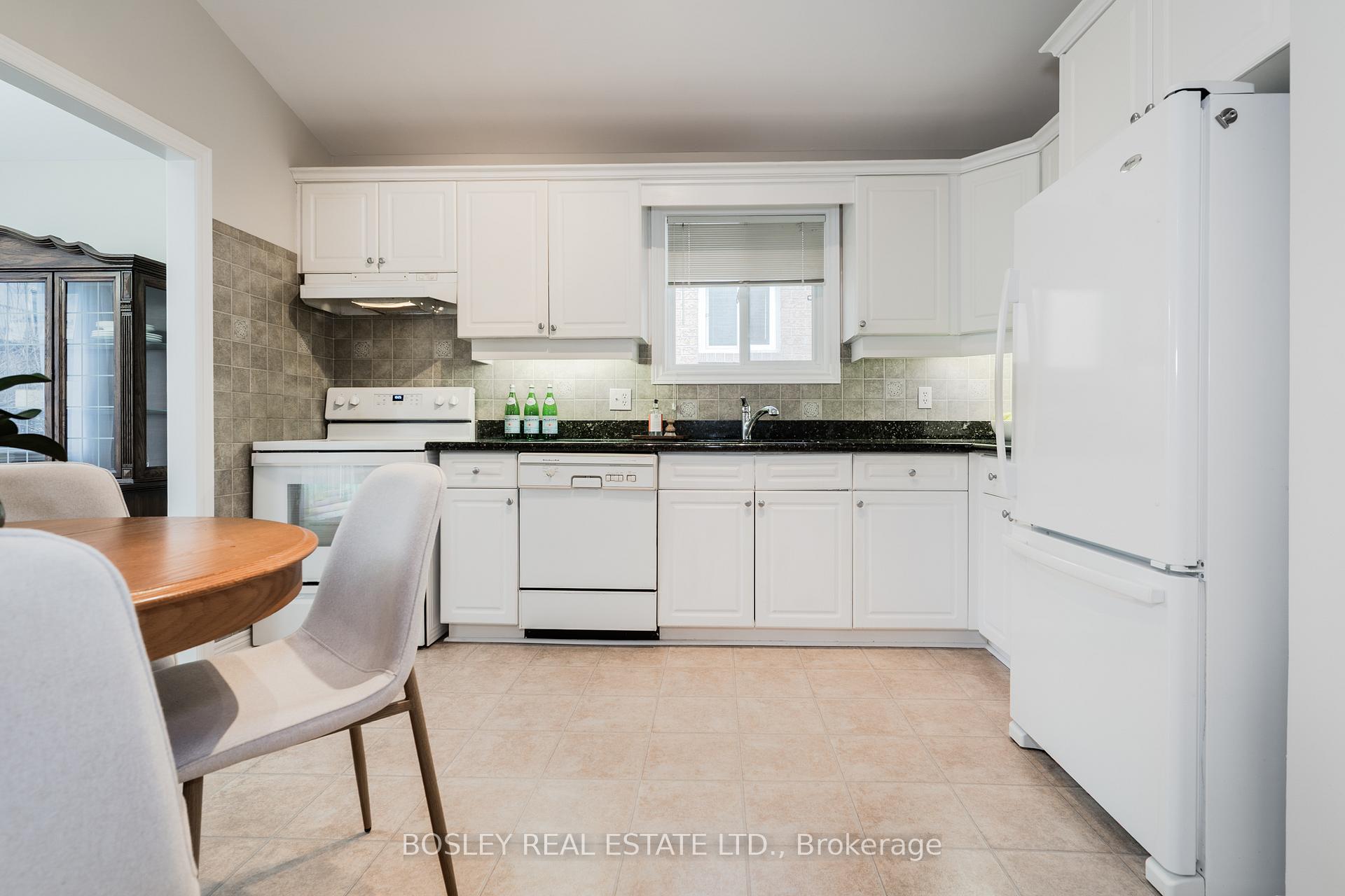 Photo 11 of 8 Silver Court, Hamilton, Waterdown — HOMEH
