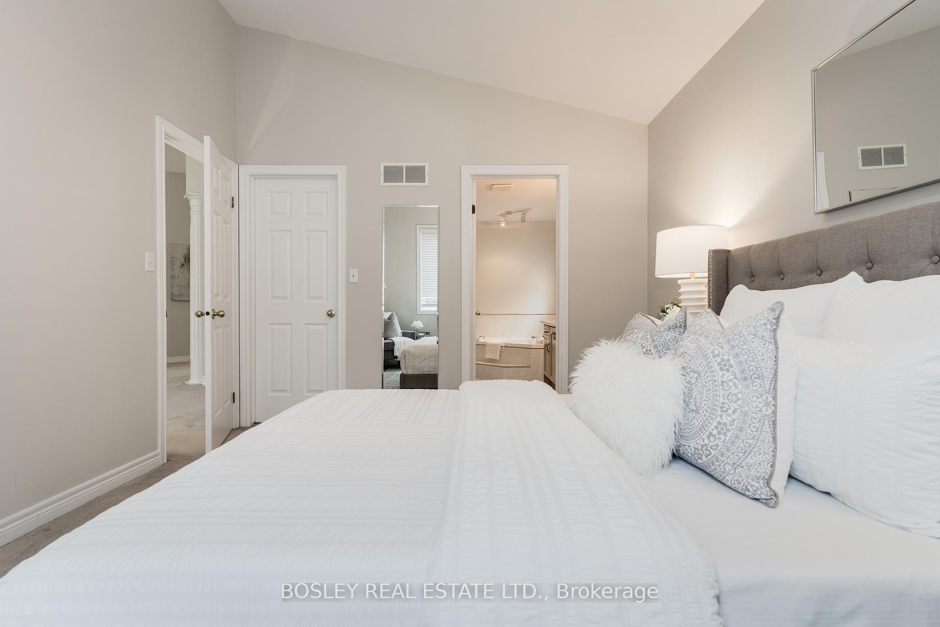 Photo 36 of 8 Silver Court, Hamilton, Waterdown — HOMEH