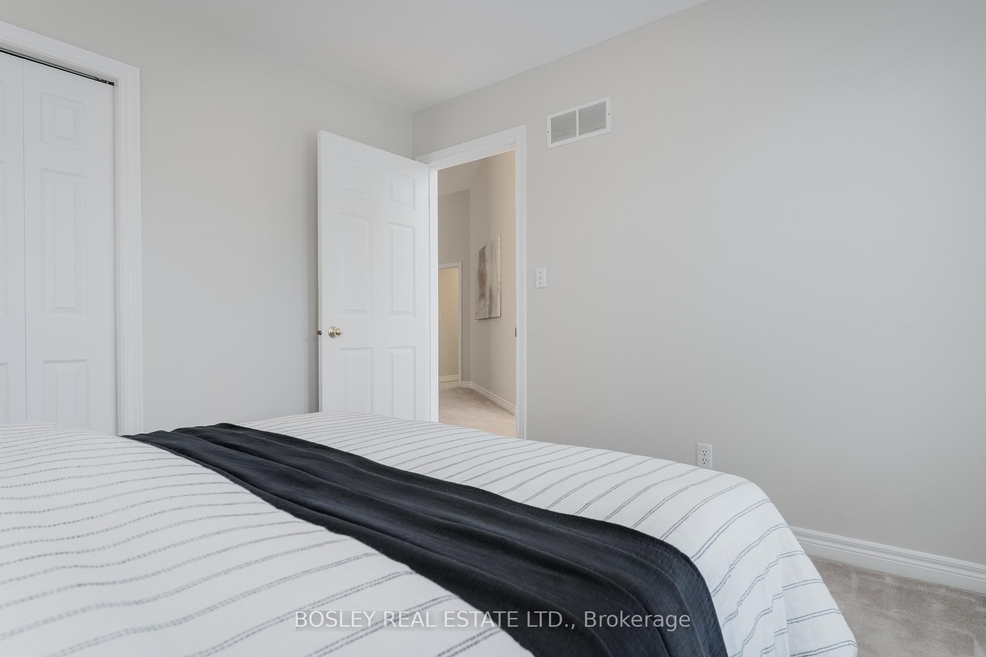 Photo 24 of 8 Silver Court, Hamilton, Waterdown — HOMEH