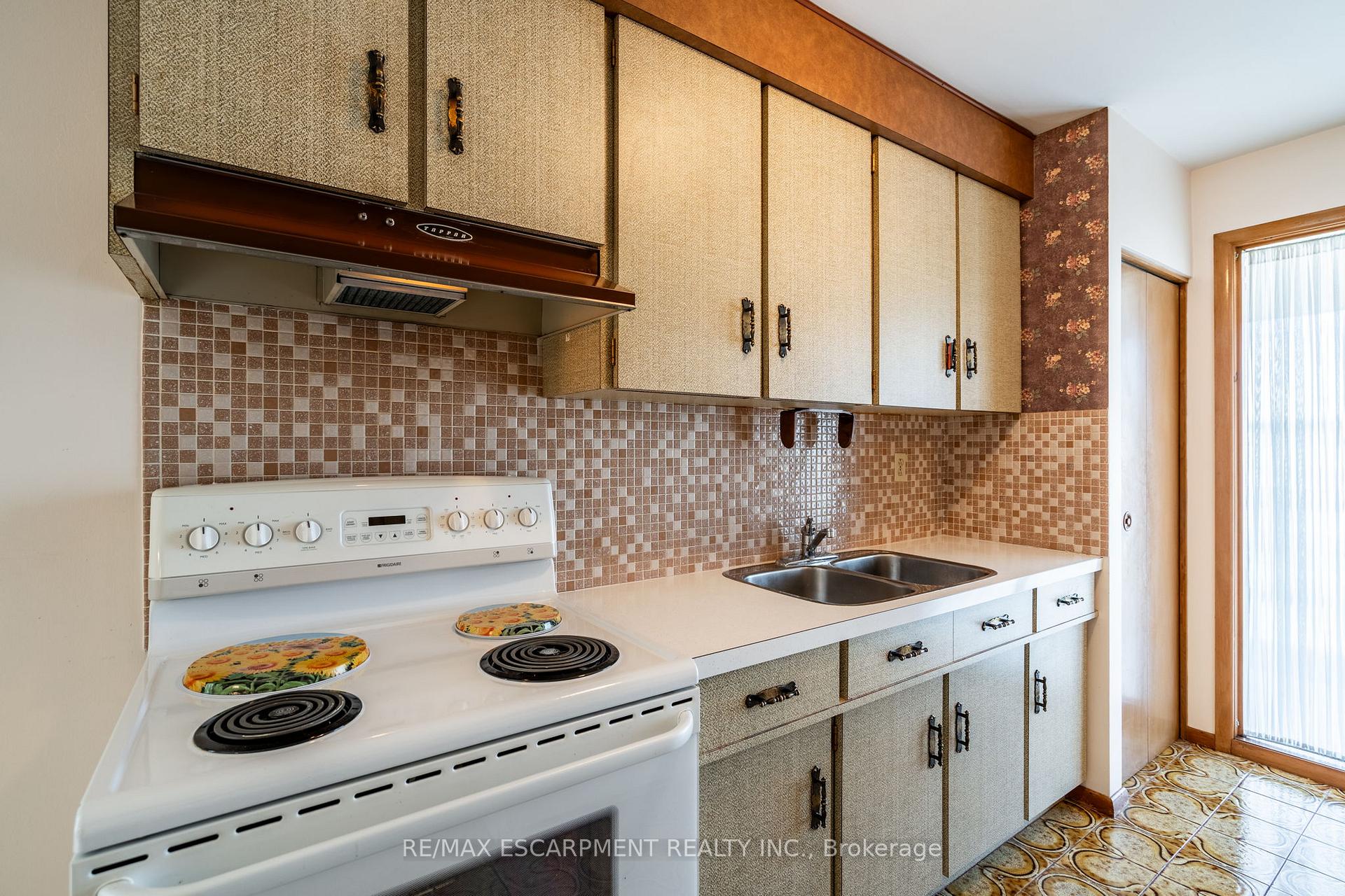 Photo 11 of 106 Owen Place, Hamilton, Greenford — HOMEH