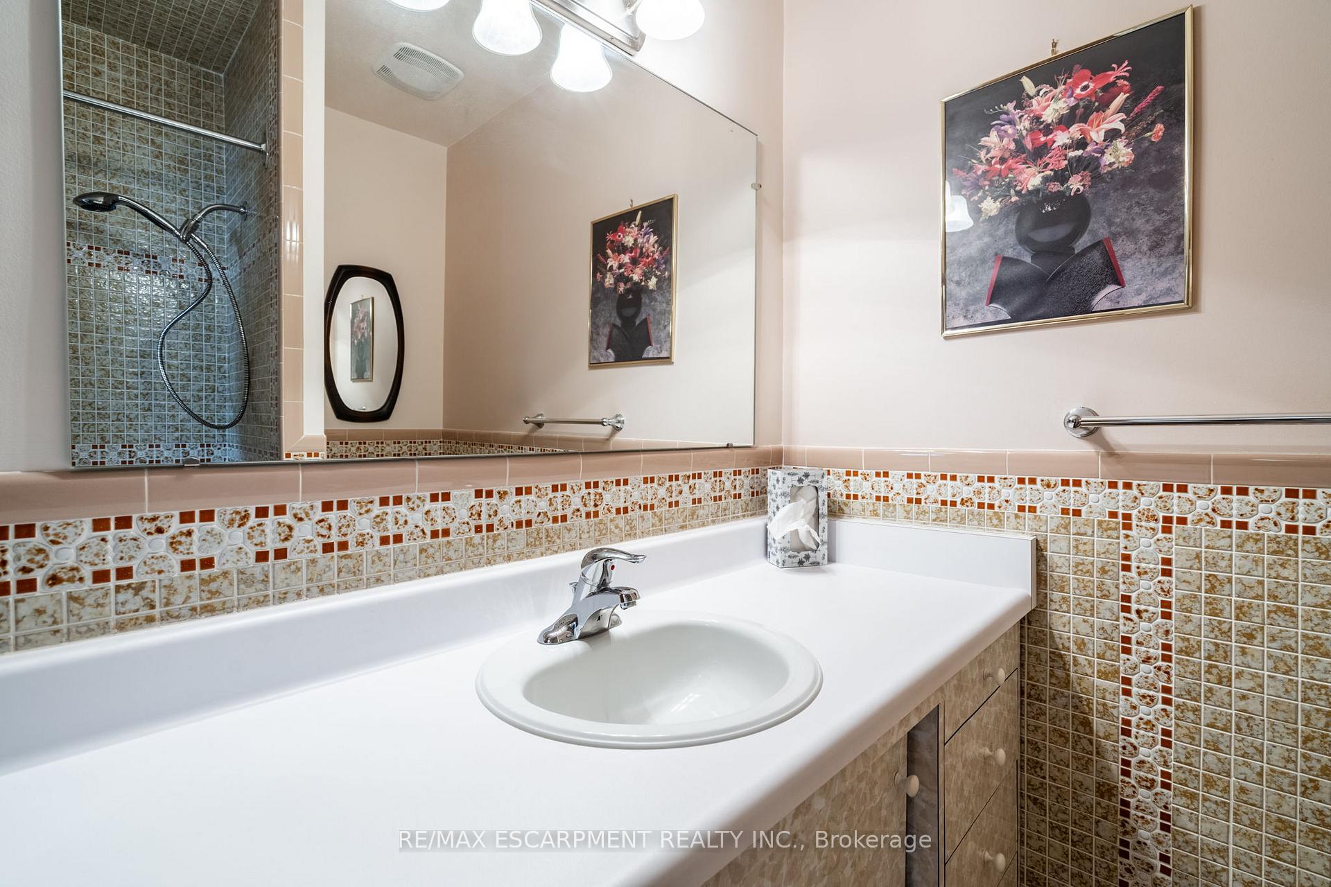 Photo 41 of 106 Owen Place, Hamilton, Greenford — HOMEH