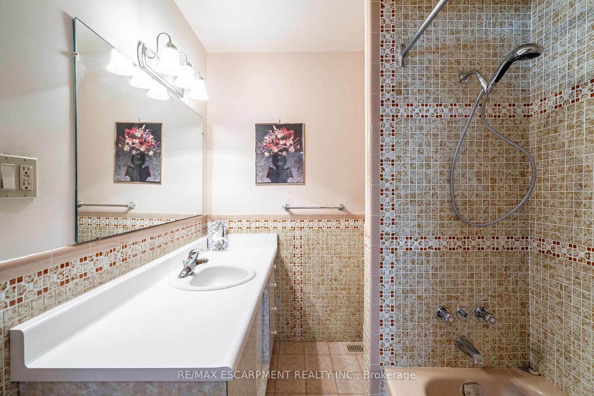 Photo 46 of 106 Owen Place, Hamilton, Greenford — HOMEH