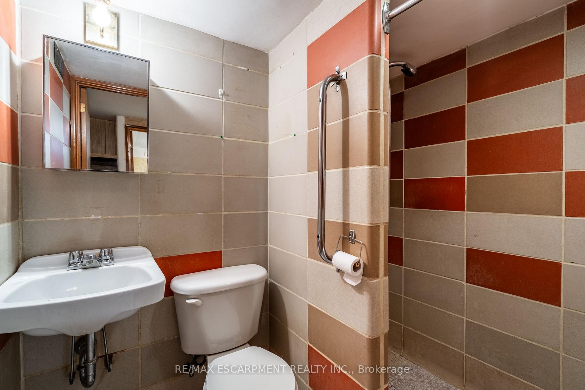Photo 33 of 106 Owen Place, Hamilton, Greenford — HOMEH