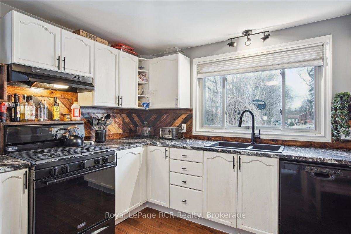 Photo 12 of 154 Loucks Lane, Chatsworth — HOMEH