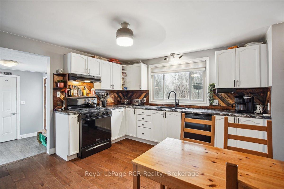 Photo 20 of 154 Loucks Lane, Chatsworth — HOMEH