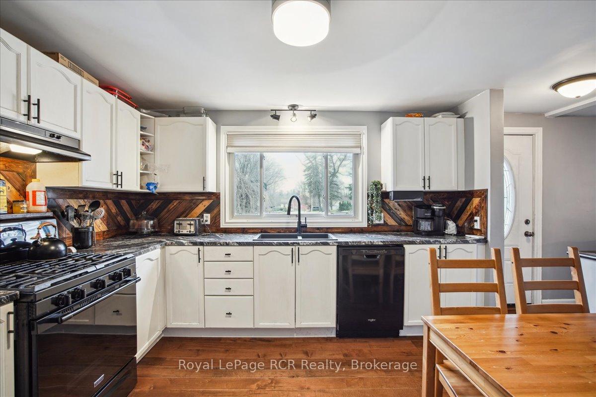Photo 4 of 154 Loucks Lane, Chatsworth — HOMEH