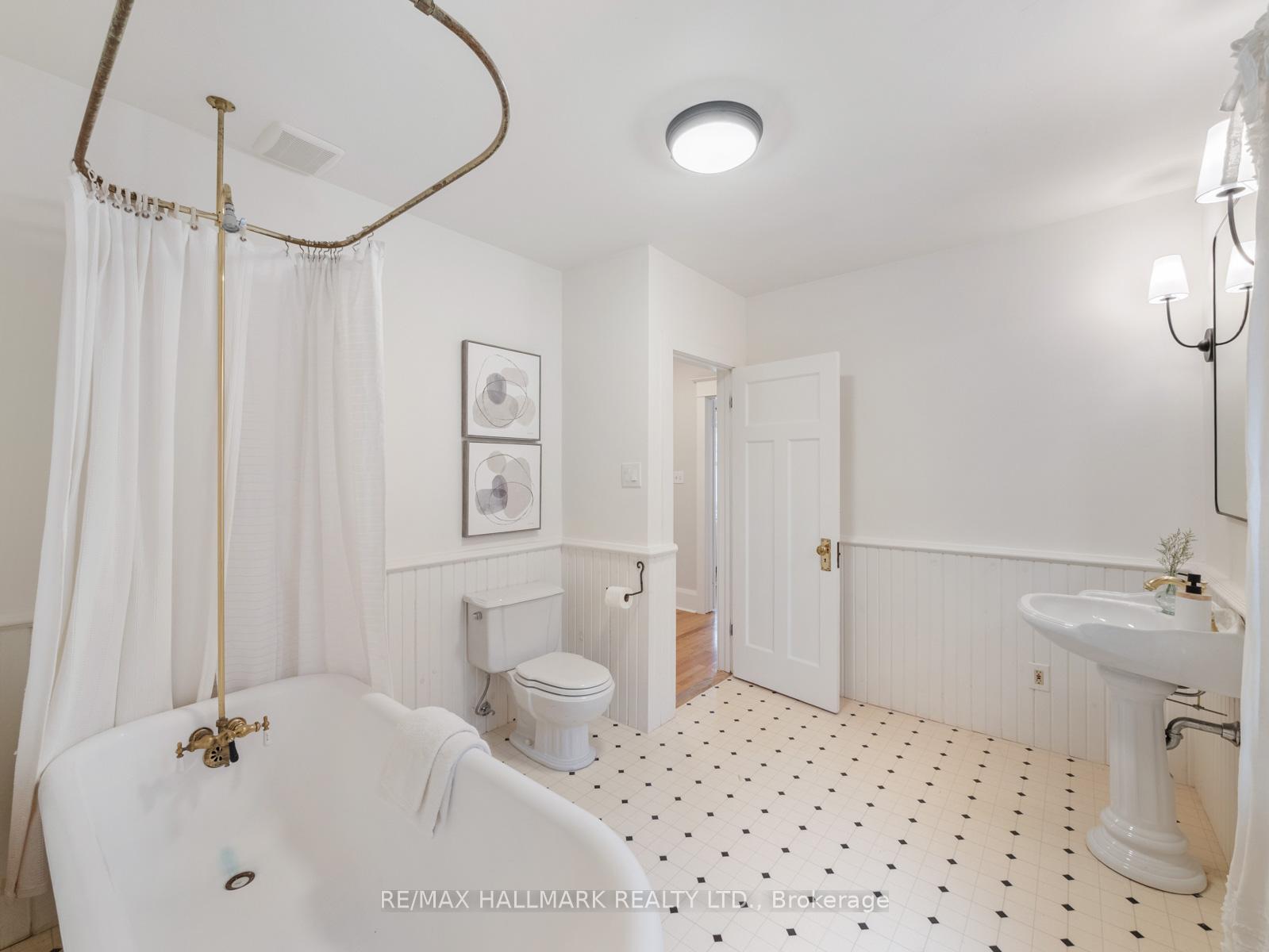 Photo 11 of 154 Hammersmith Avenue, Toronto, The Beaches — HOMEH