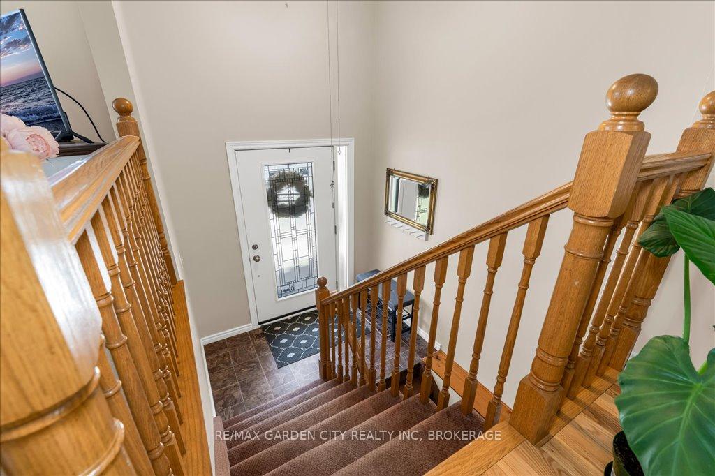 Photo 3 of 20 Ravine Road, St. Catharines, Oakdale — HOMEH