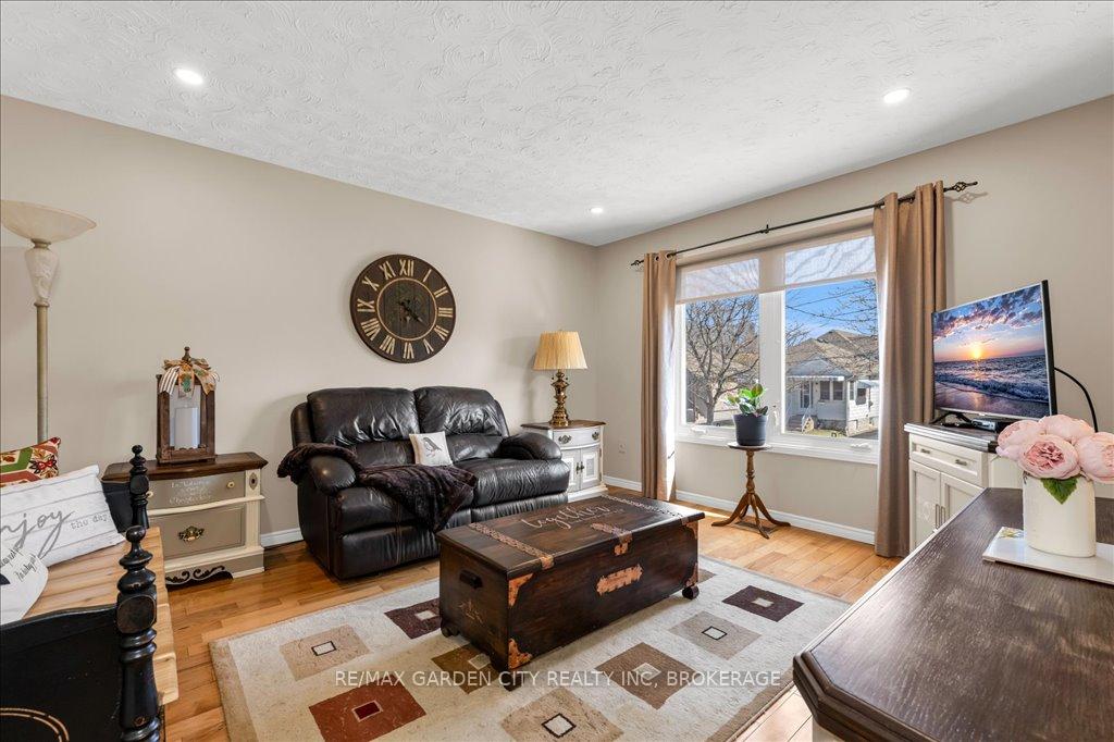 Photo 2 of 20 Ravine Road, St. Catharines, Oakdale — HOMEH