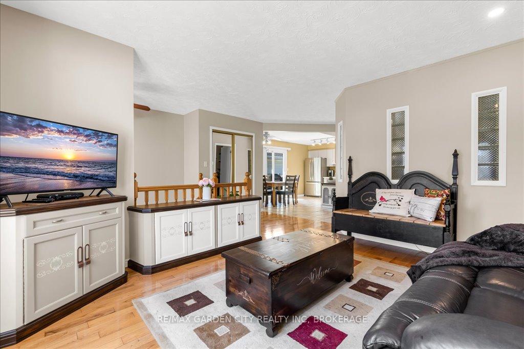 Photo 4 of 20 Ravine Road, St. Catharines, Oakdale — HOMEH