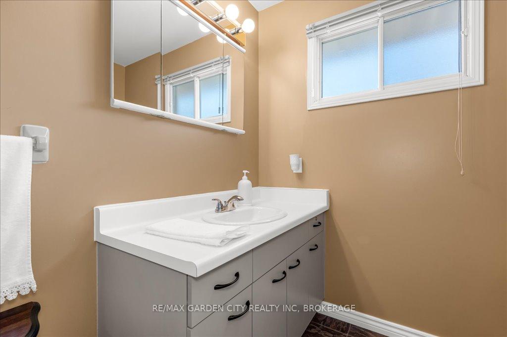 Photo 9 of 20 Ravine Road, St. Catharines, Oakdale — HOMEH