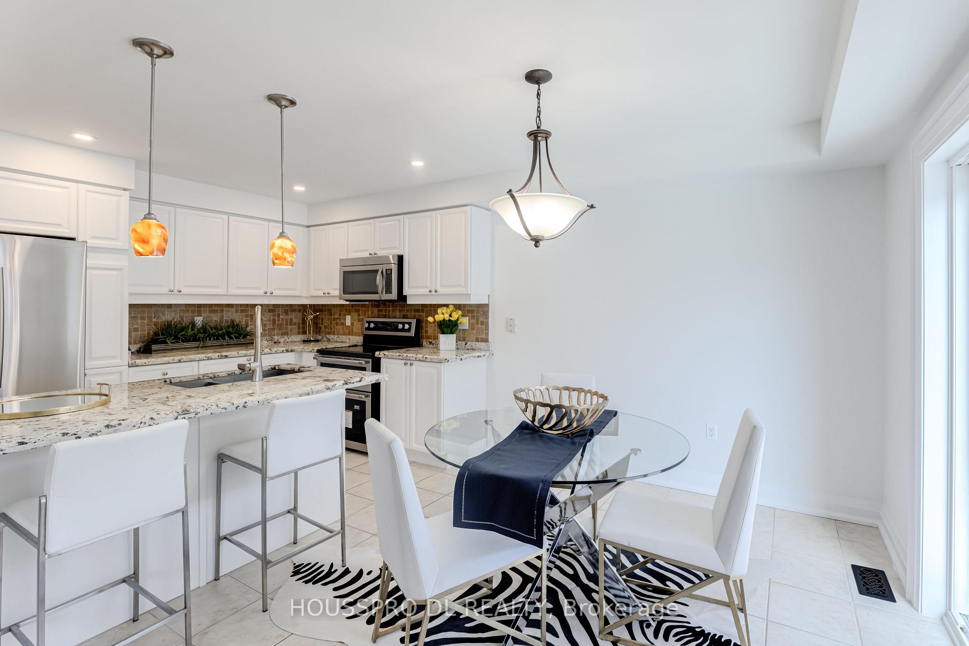 Photo 12 of 11 Baycliffe Drive, Whitby, Williamsburg — HOMEH