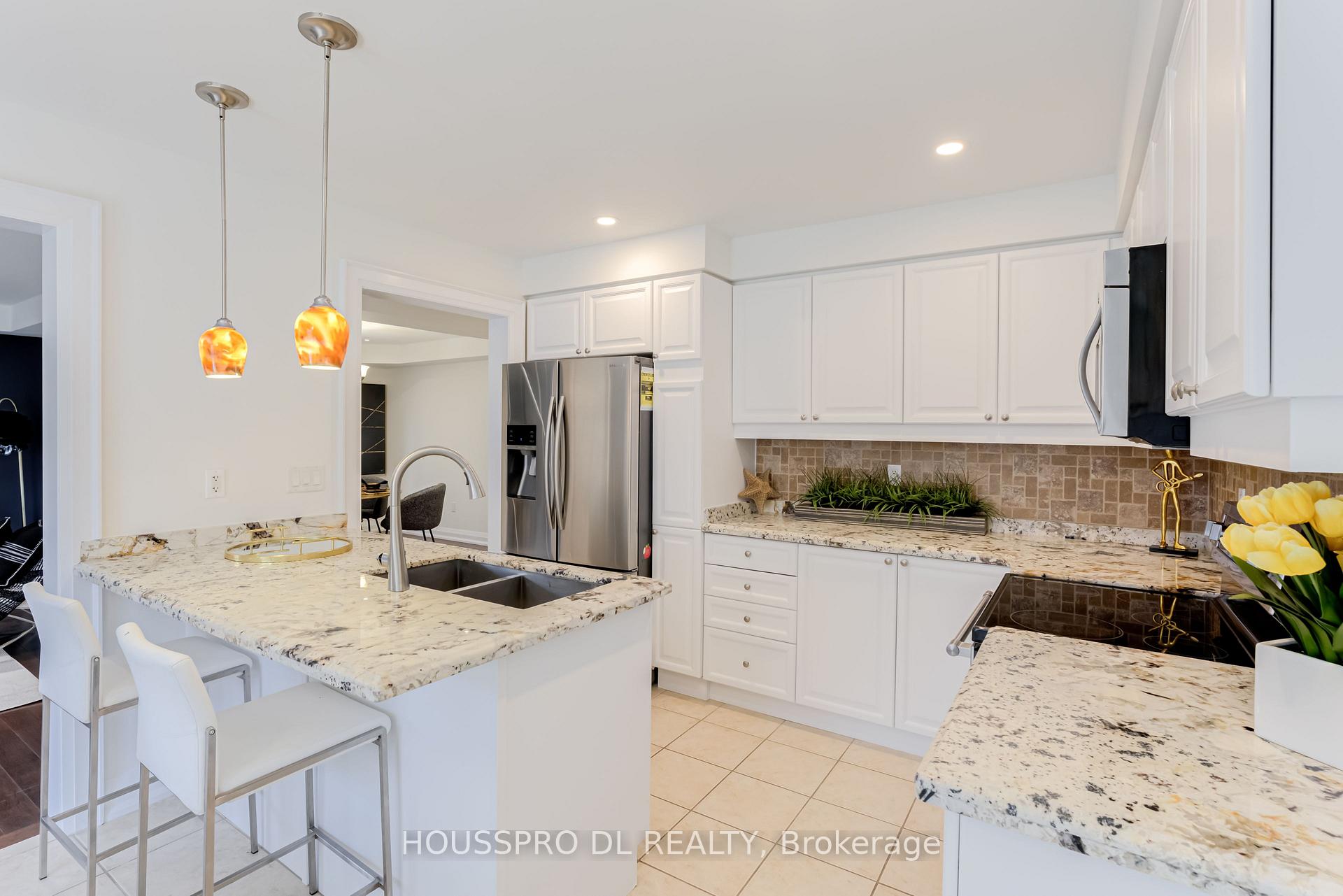 Photo 21 of 11 Baycliffe Drive, Whitby, Williamsburg — HOMEH