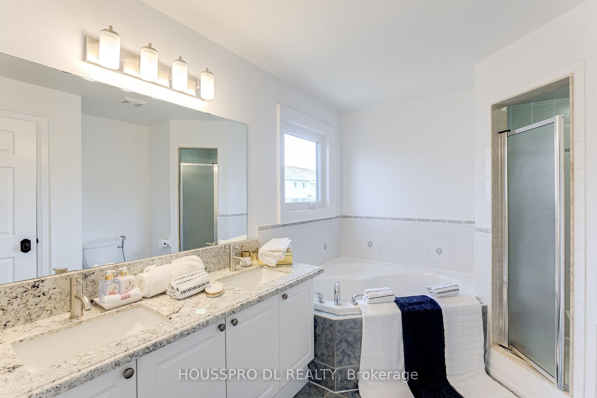 Photo 39 of 11 Baycliffe Drive, Whitby, Williamsburg — HOMEH