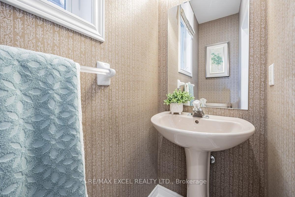 Photo 13 of 8 Weatherill Rd, Markham, Berczy — HOMEH