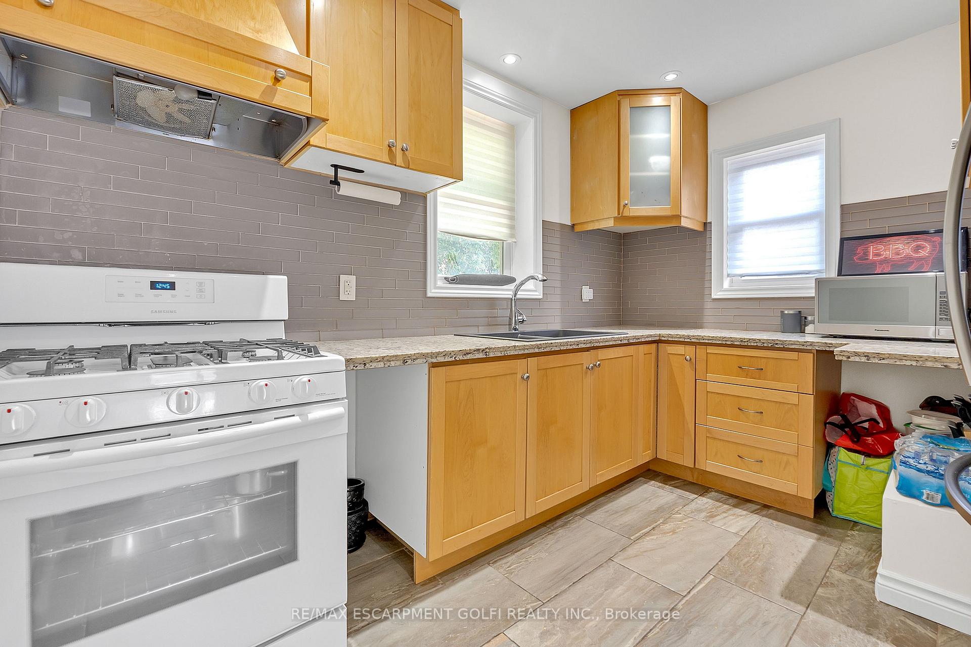 Photo 3 of 1617 Main Street E, Hamilton, Homeside — HOMEH