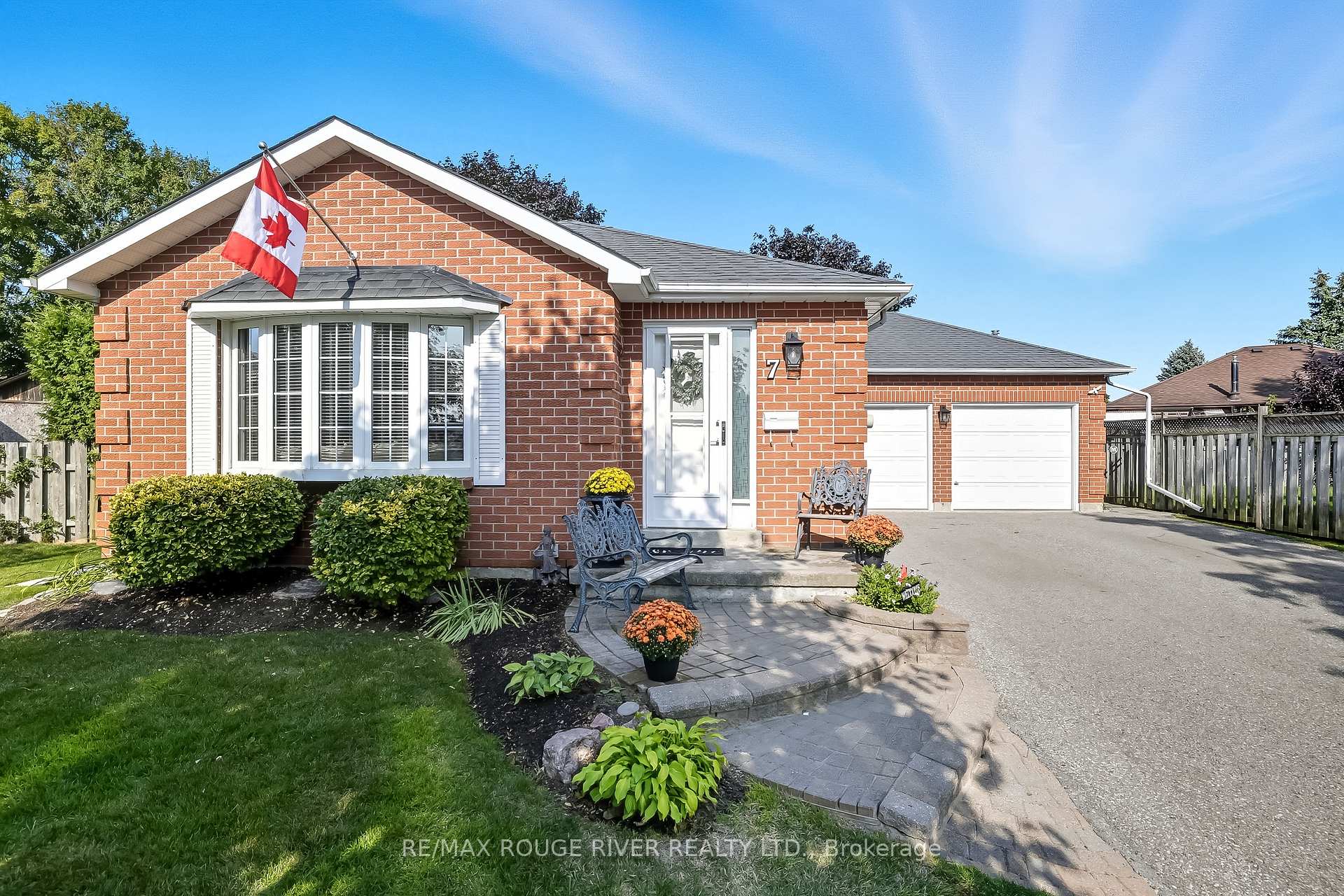 Photo 1 of 7 Vincent Court, Clarington, Newcastle — HOMEH