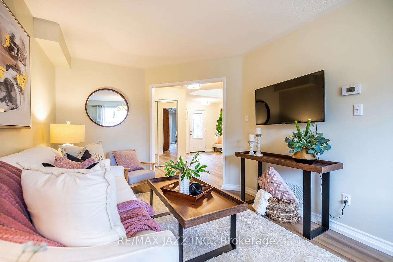 Photo 9 of 1543 Fieldgate Drive, Oshawa, Samac — HOMEH
