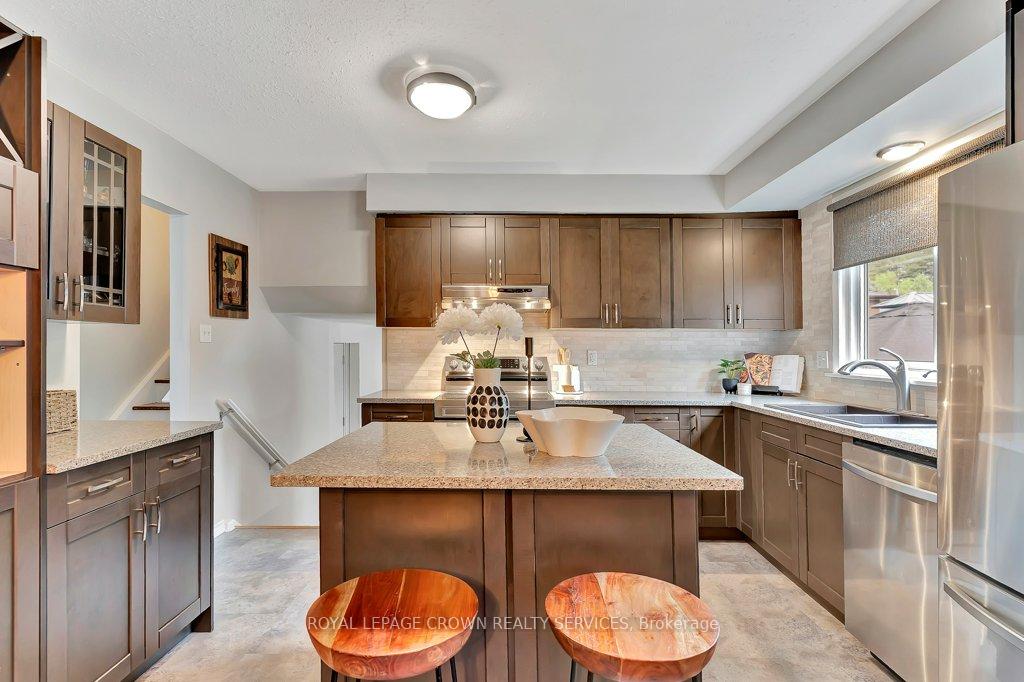 Photo 8 of 6 Meadow Crescent, Guelph, Willow West/Sugarbush/West Acres — HOMEH