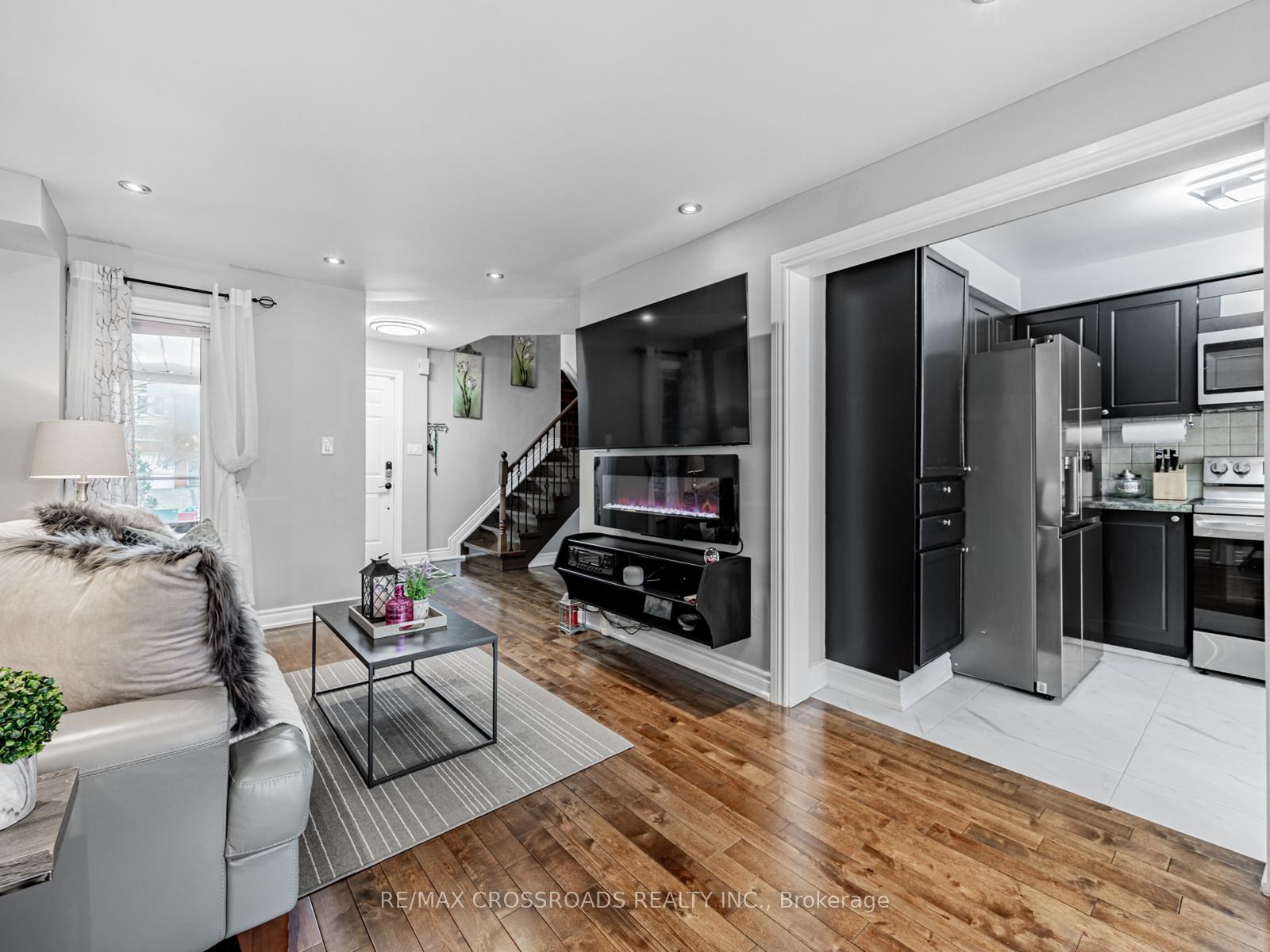 Photo 5 of 11 Tawn Crescent, Ajax, Central — HOMEH