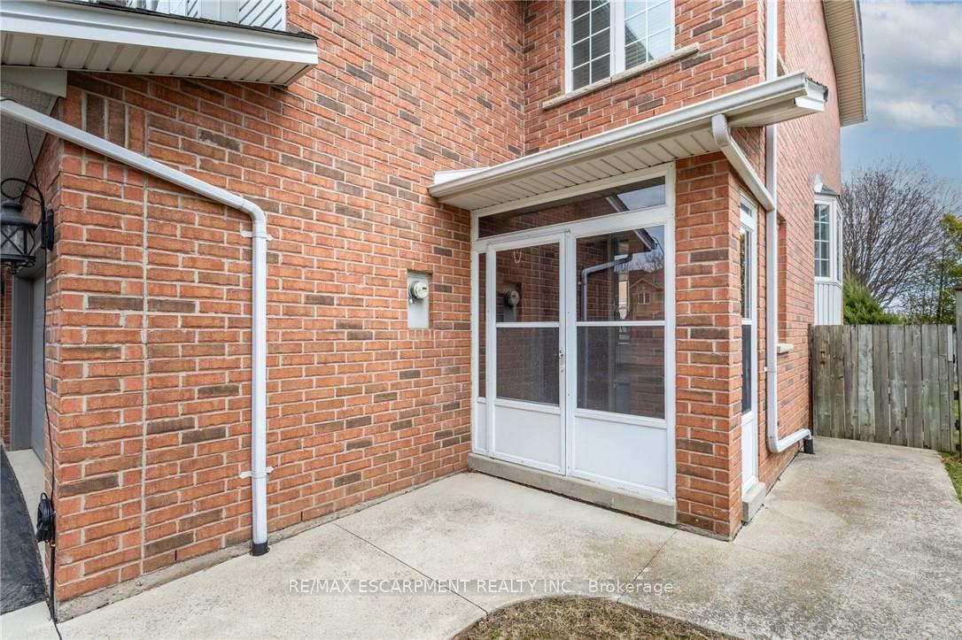 Photo 5 of 283 Bow Valley Drive, Hamilton, Riverdale — HOMEH