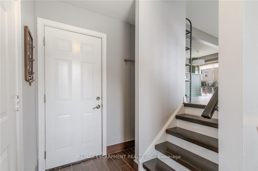 Photo 3 of 283 Bow Valley Drive, Hamilton, Riverdale — HOMEH