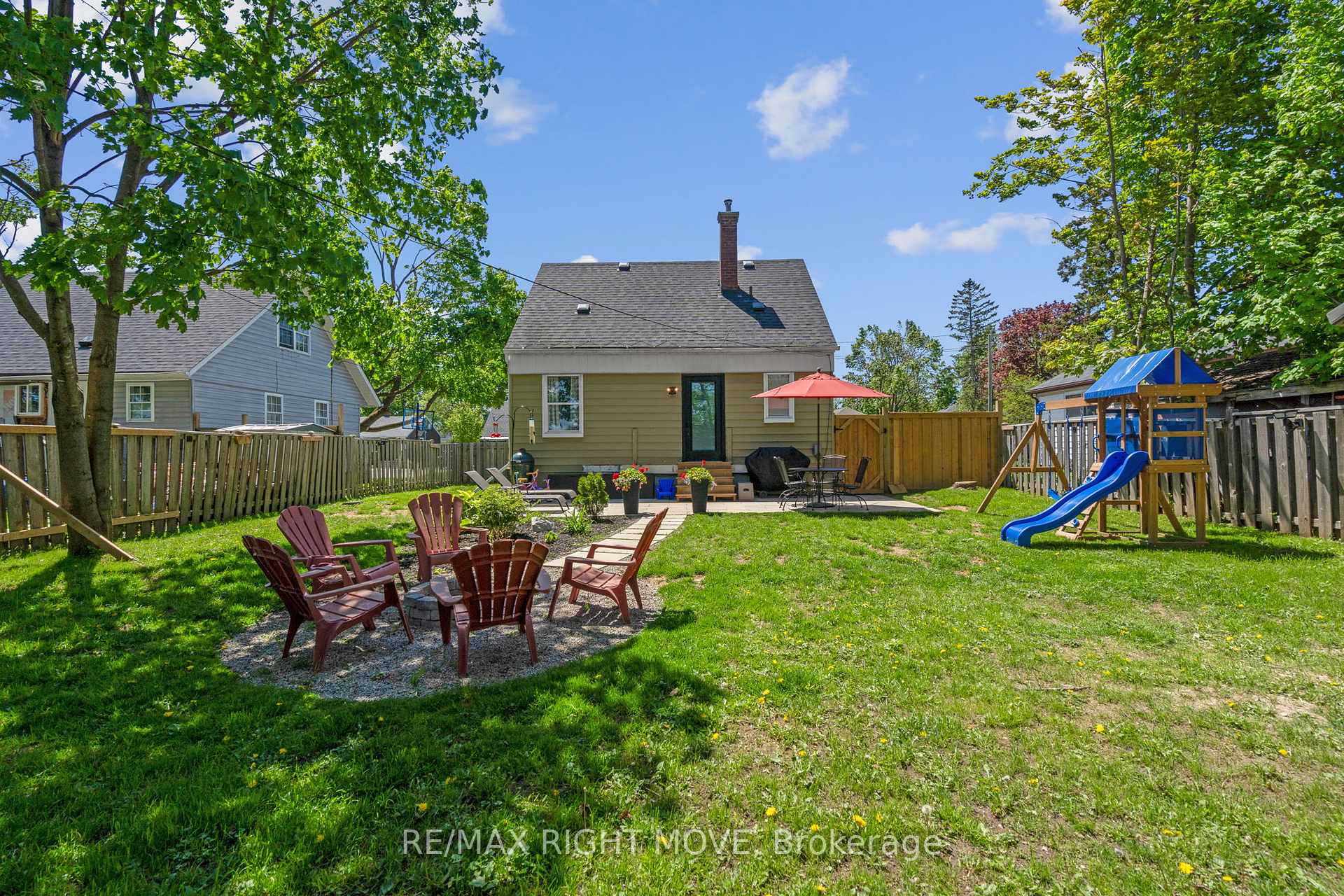 Photo 2 of 13 Newton Street, Barrie, Wellington — HOMEH