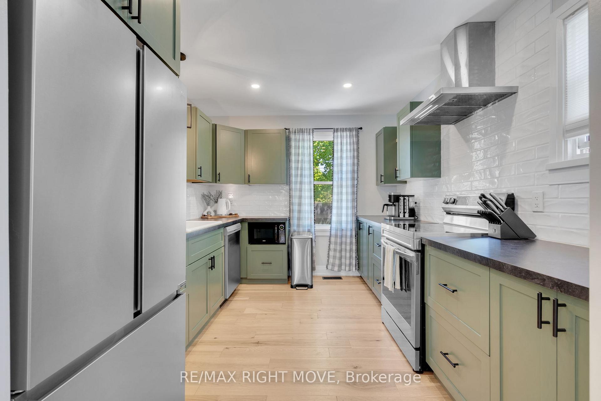 Photo 12 of 13 Newton Street, Barrie, Wellington — HOMEH