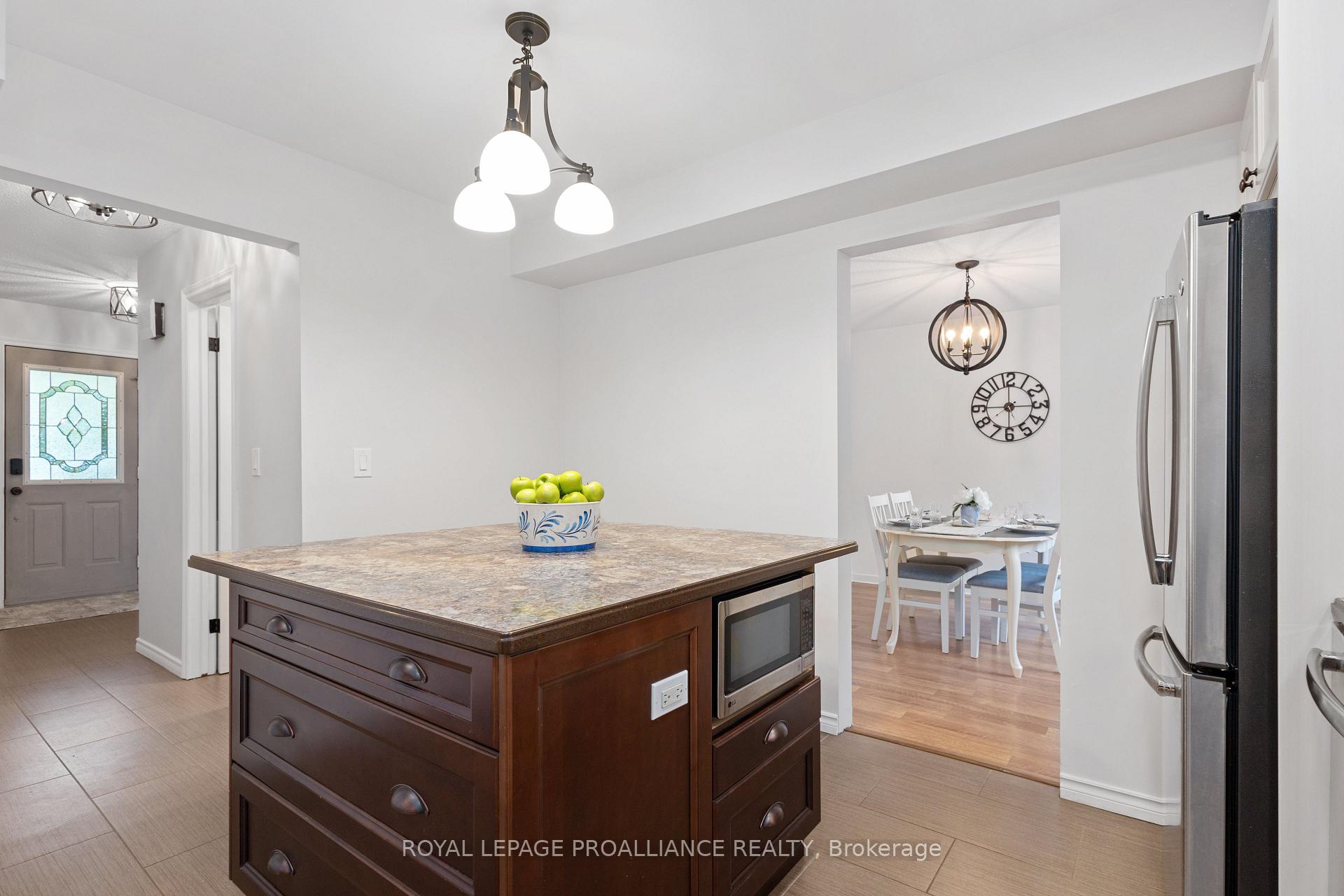 Photo 13 of 60 Beverley Crescent, Belleville, Belleville Ward — HOMEH