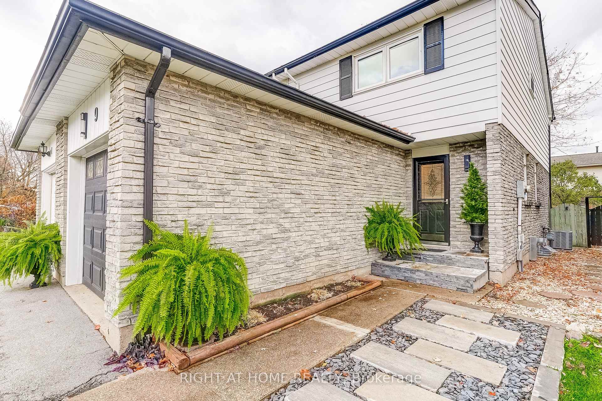 Photo 4 of 9 Aspen Court, Hamilton, Waterdown — HOMEH
