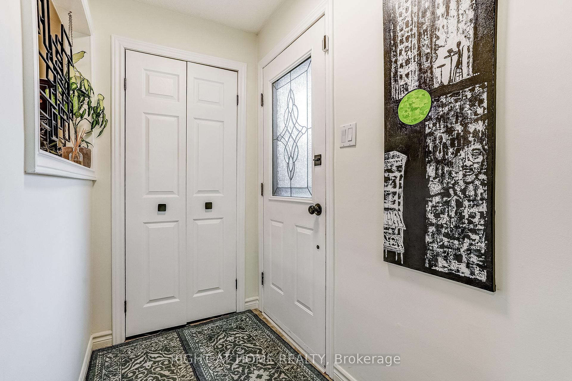 Photo 6 of 9 Aspen Court, Hamilton, Waterdown — HOMEH