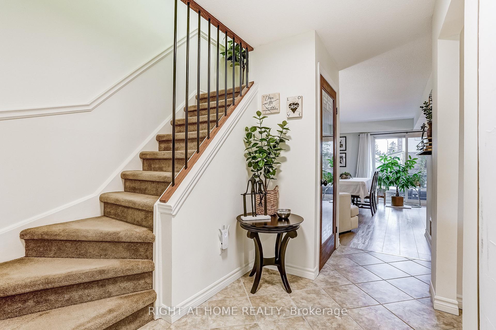 Photo 8 of 9 Aspen Court, Hamilton, Waterdown — HOMEH