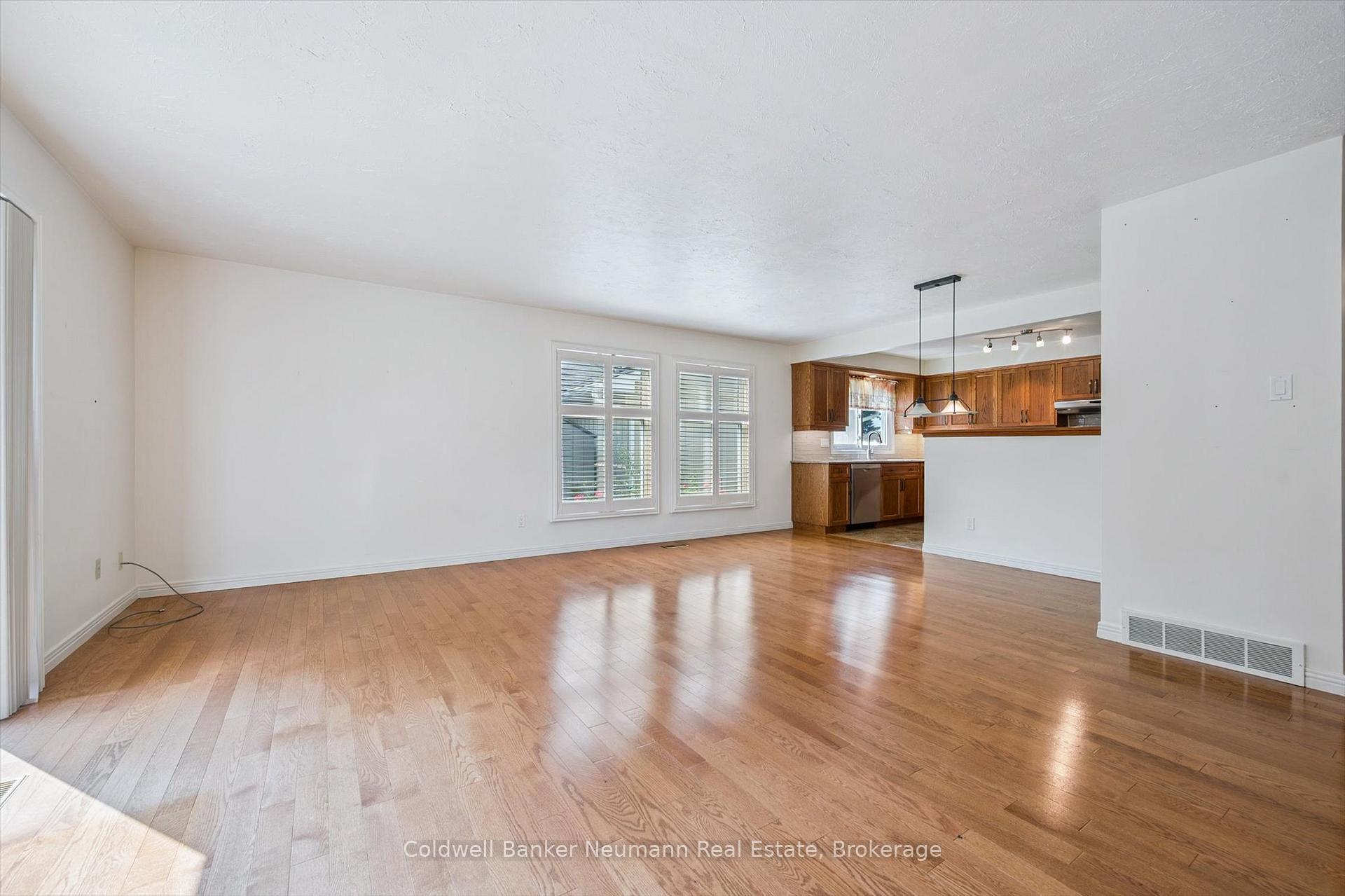 Photo 14 of 76 Shadybrook Crescent, Guelph, Kortright West — HOMEH