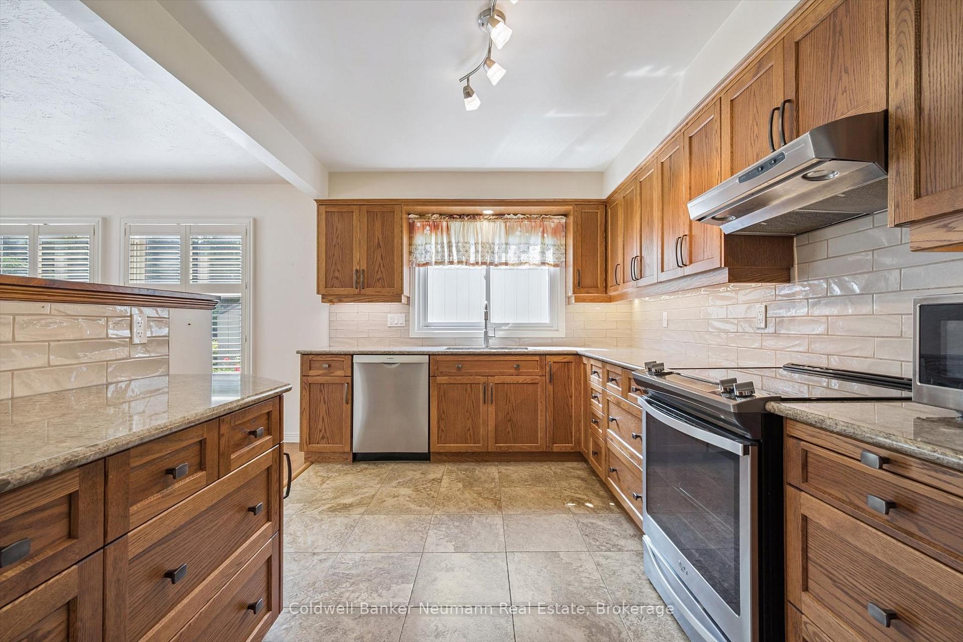 Photo 17 of 76 Shadybrook Crescent, Guelph, Kortright West — HOMEH