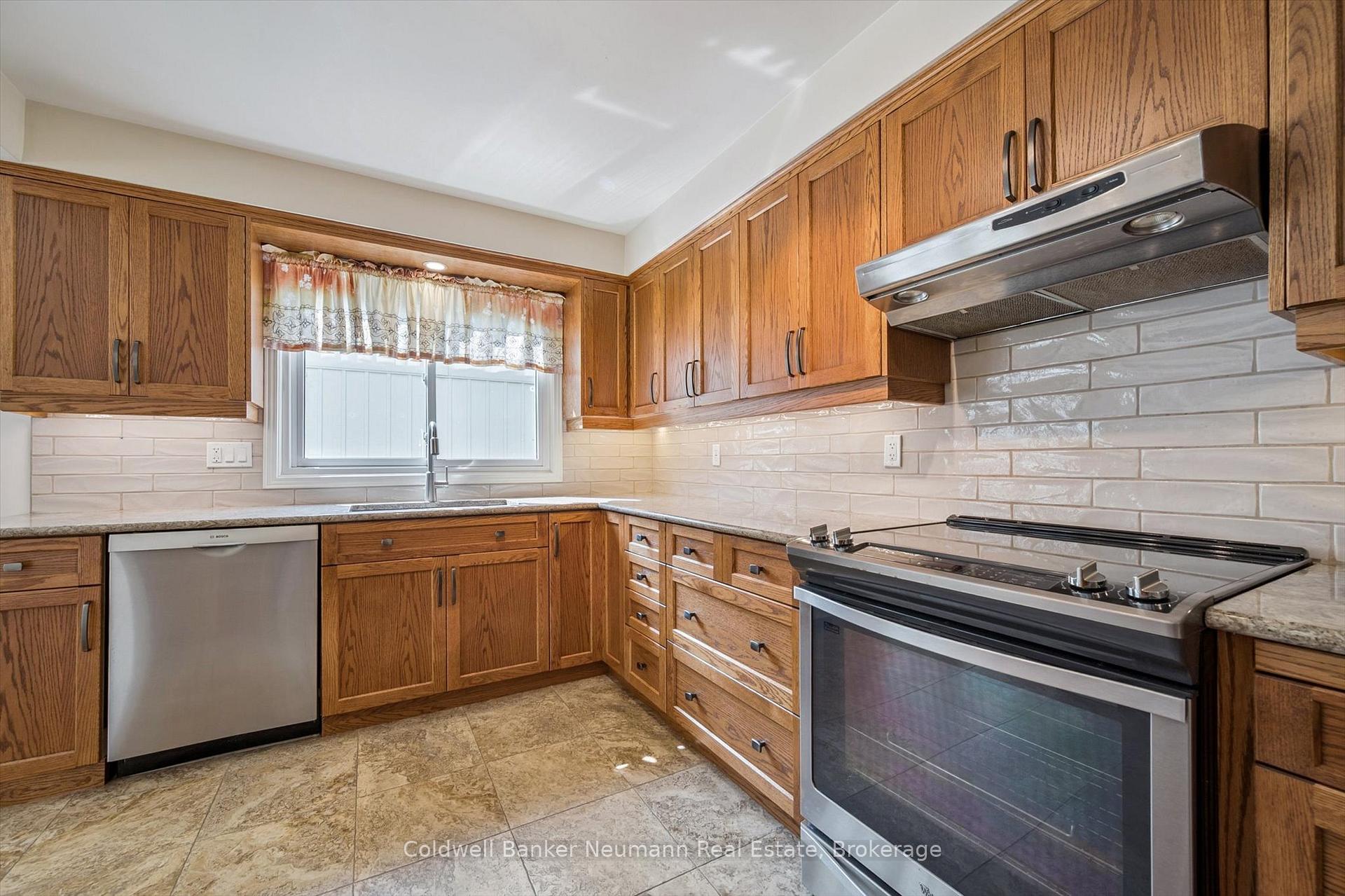 Photo 18 of 76 Shadybrook Crescent, Guelph, Kortright West — HOMEH