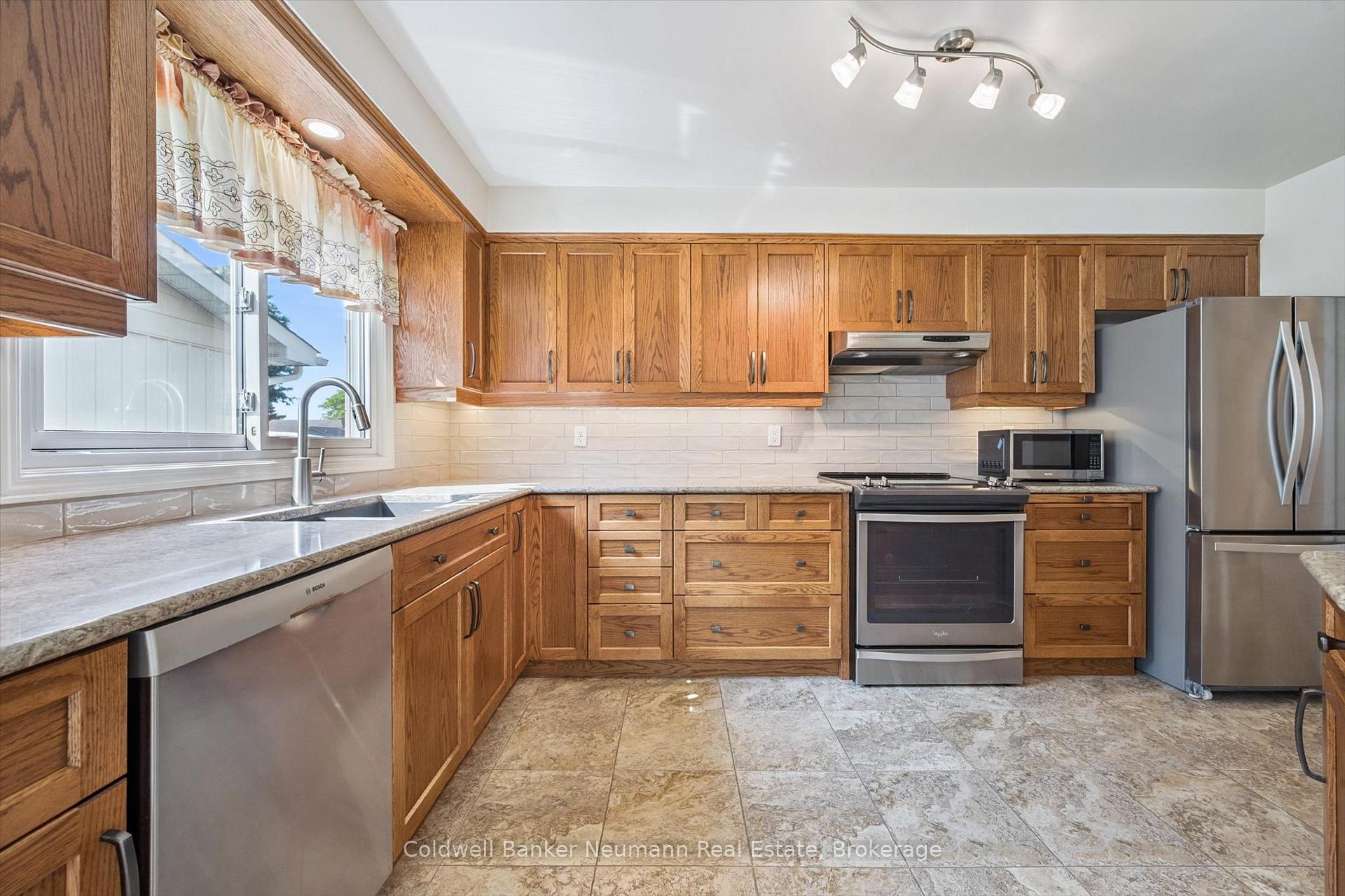 Photo 19 of 76 Shadybrook Crescent, Guelph, Kortright West — HOMEH